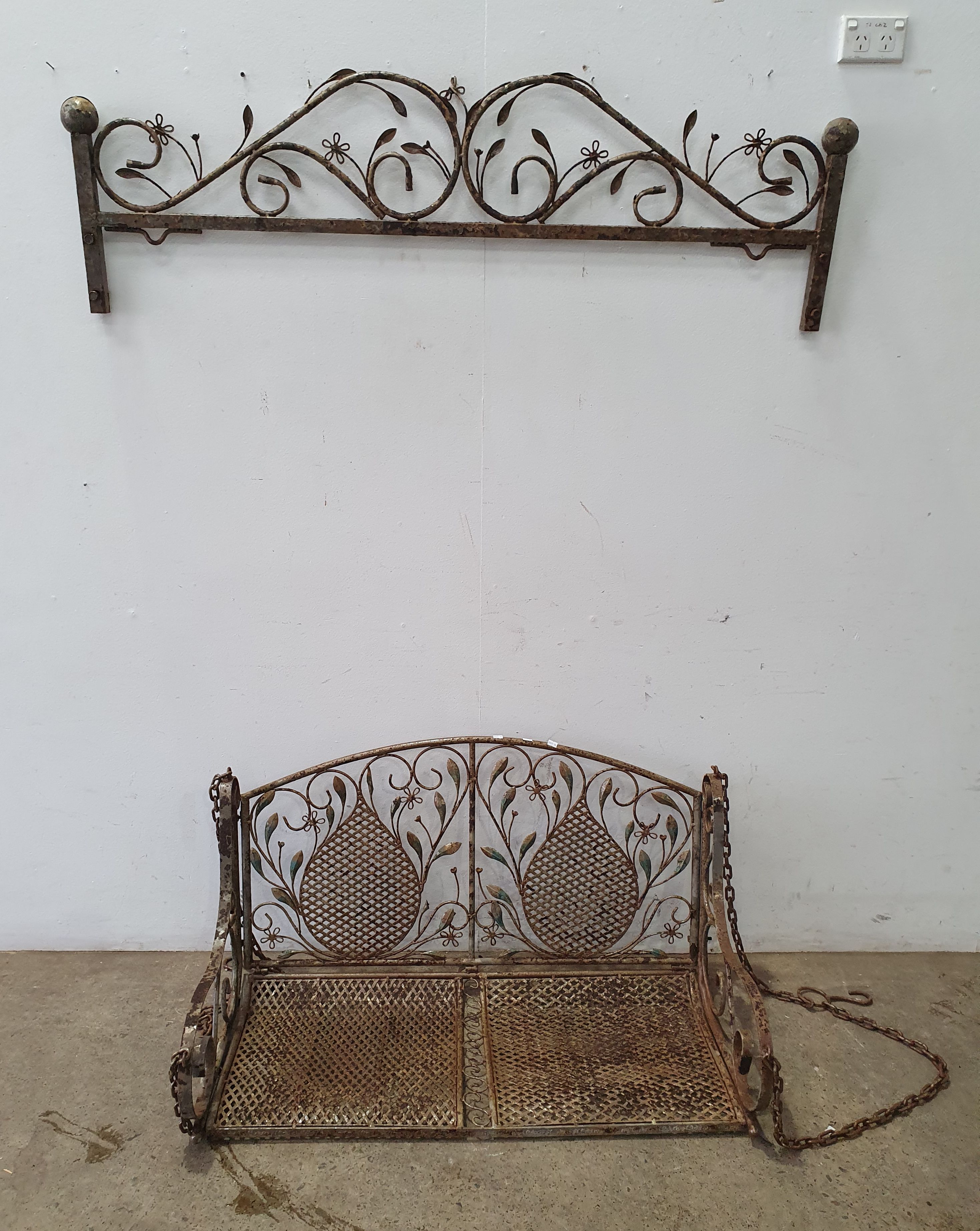 1089 · A METAL HANGING SWING