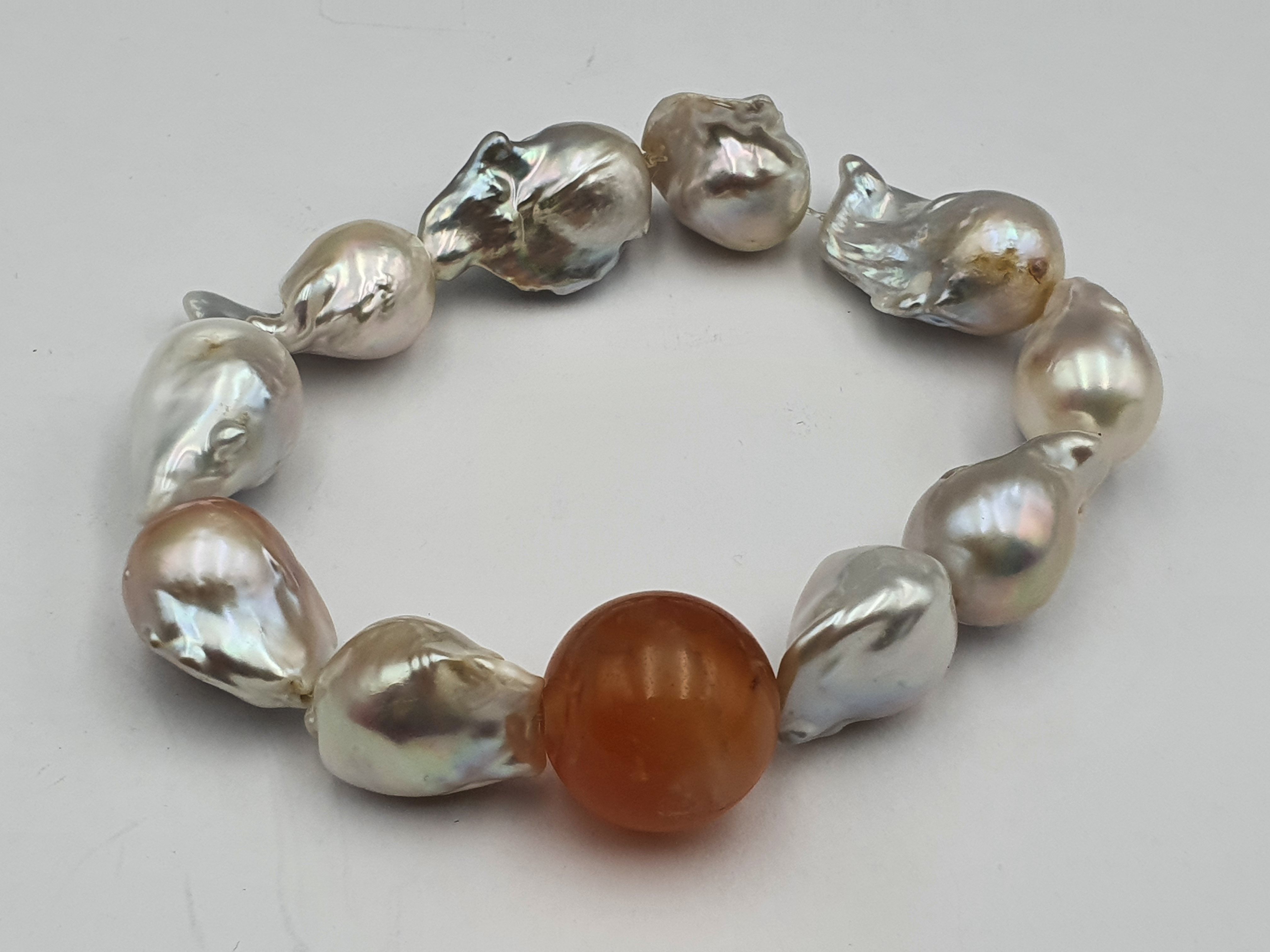 268 · A BAROQUE PEARL AND AGATE BRACELET