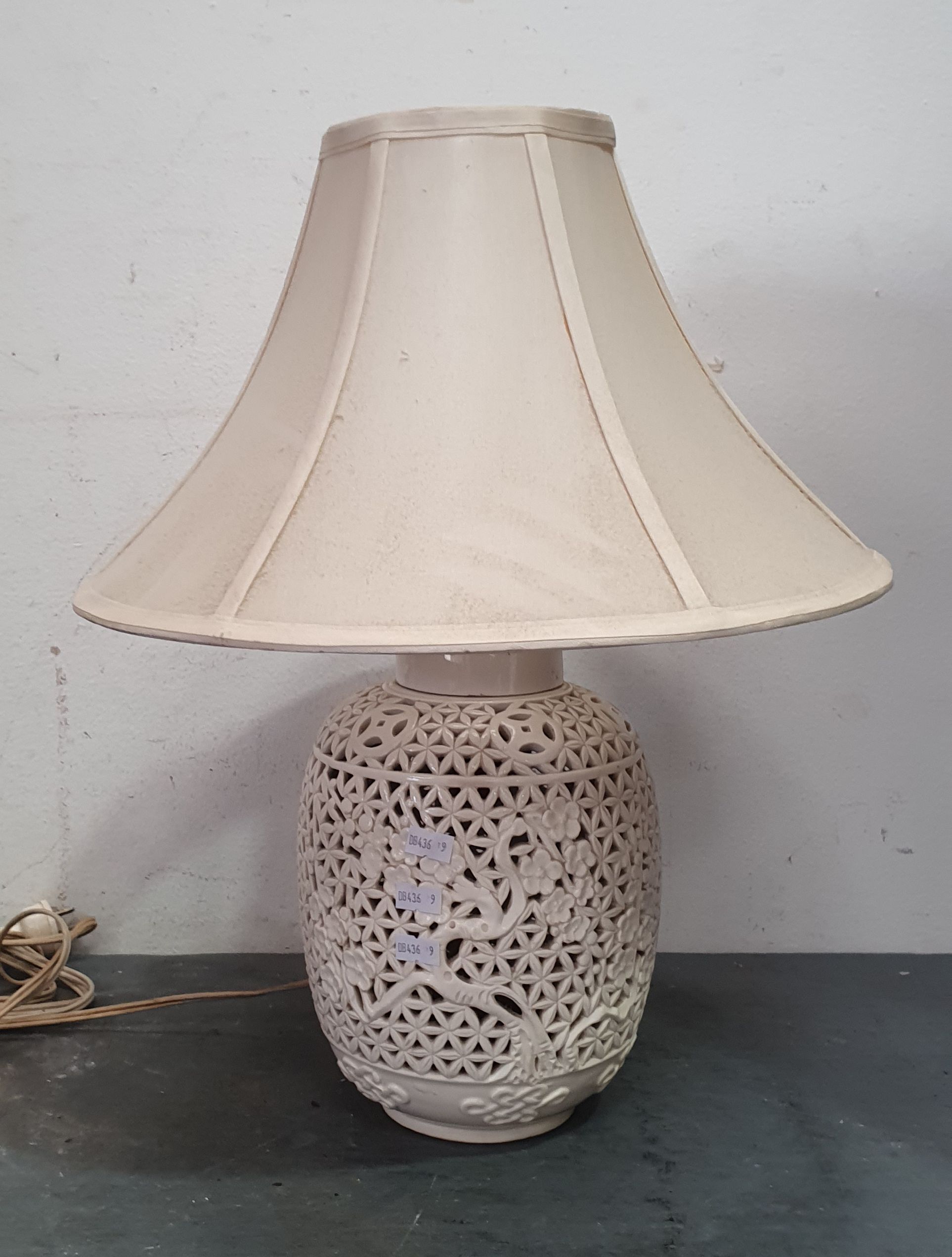 1244 · A VINTAGE PORCELAIN CHERRY BLOSSOM TABLE LAMP
