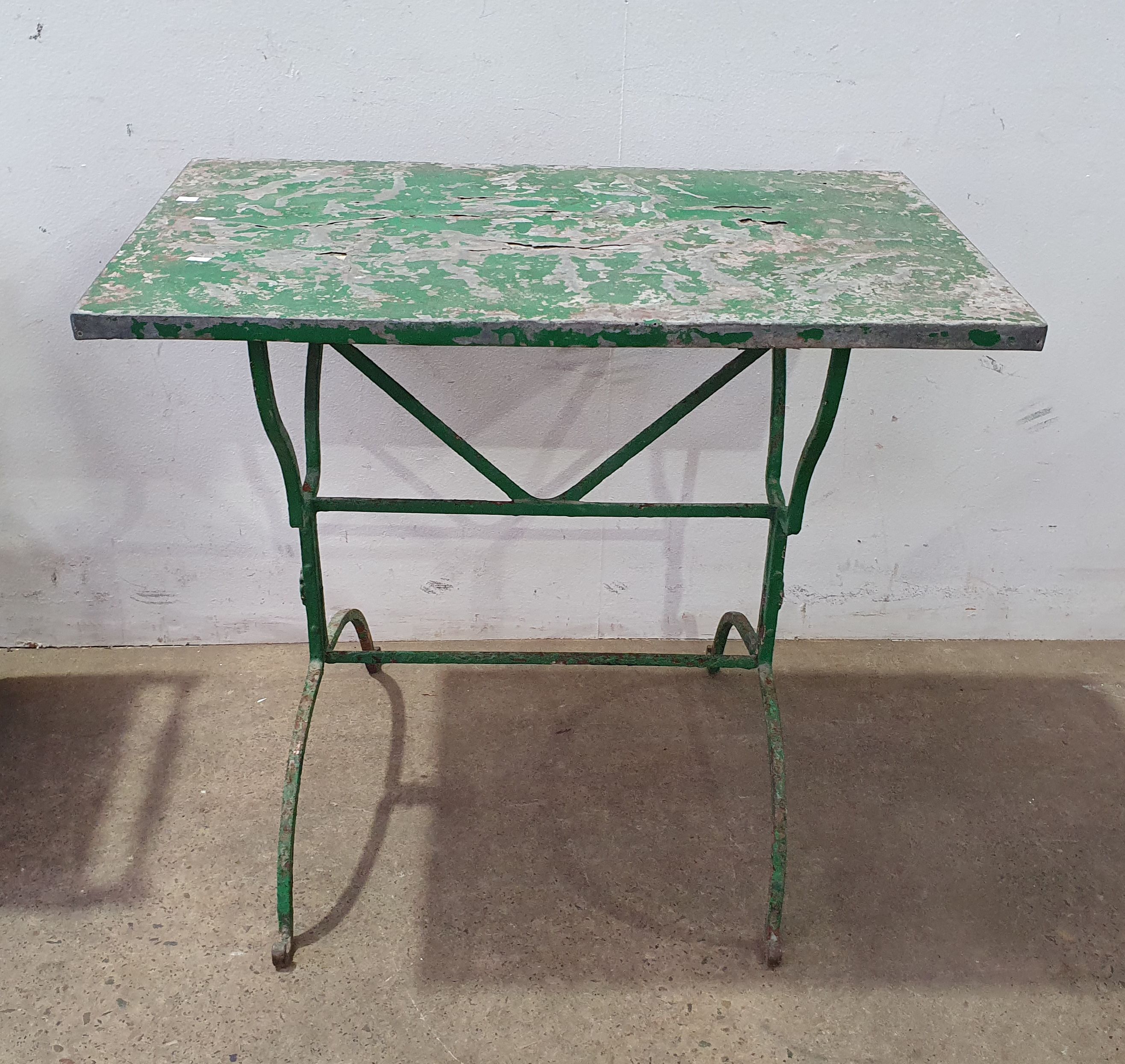 1071 · A RUSTIC GREEN METAL GARDEN TABLE