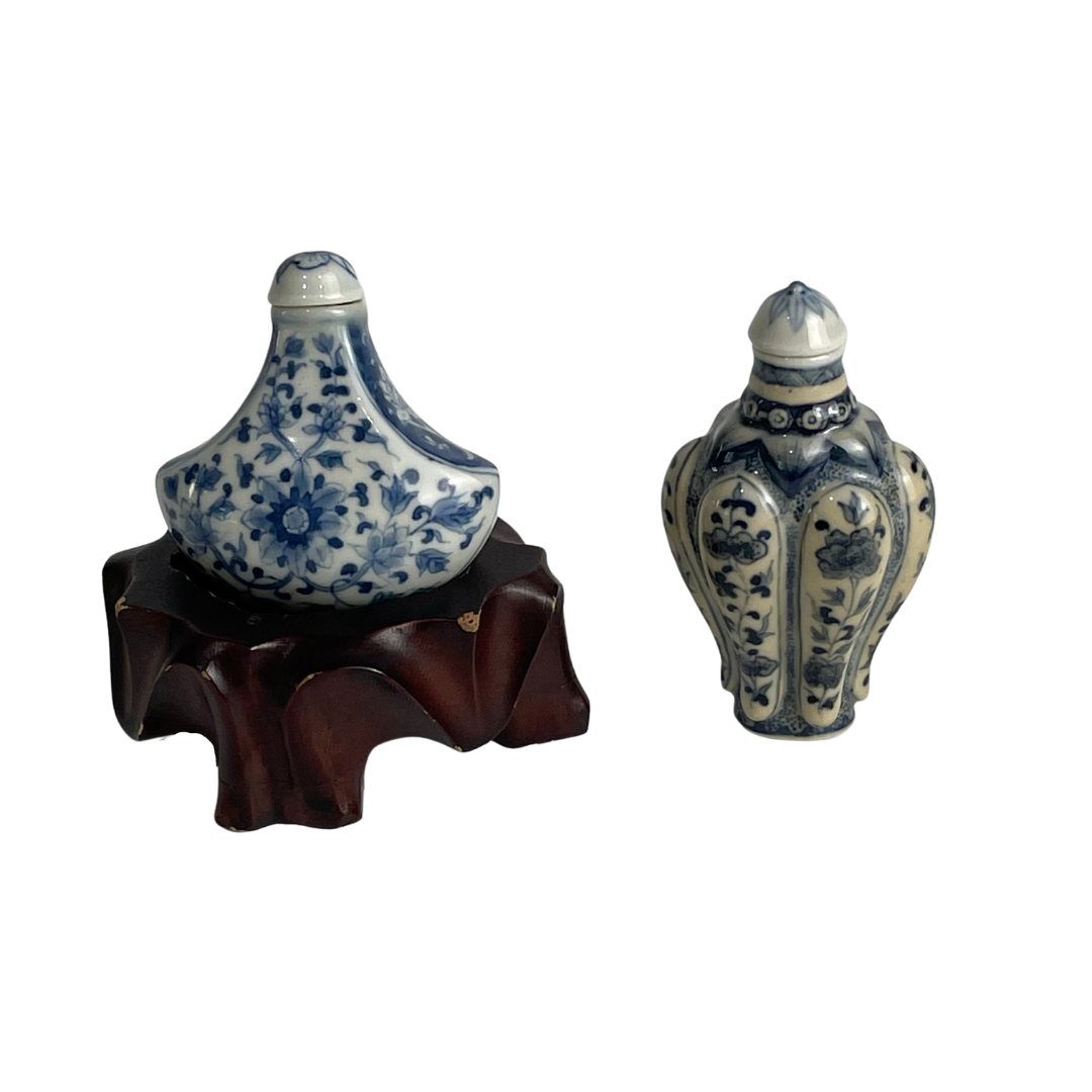 青花 小瓶 鼻煙壺 青花鼻烟壶两件一组TWO PIECES OF BLUE AND WHITE SNUFF BOTTLES | Atasbid