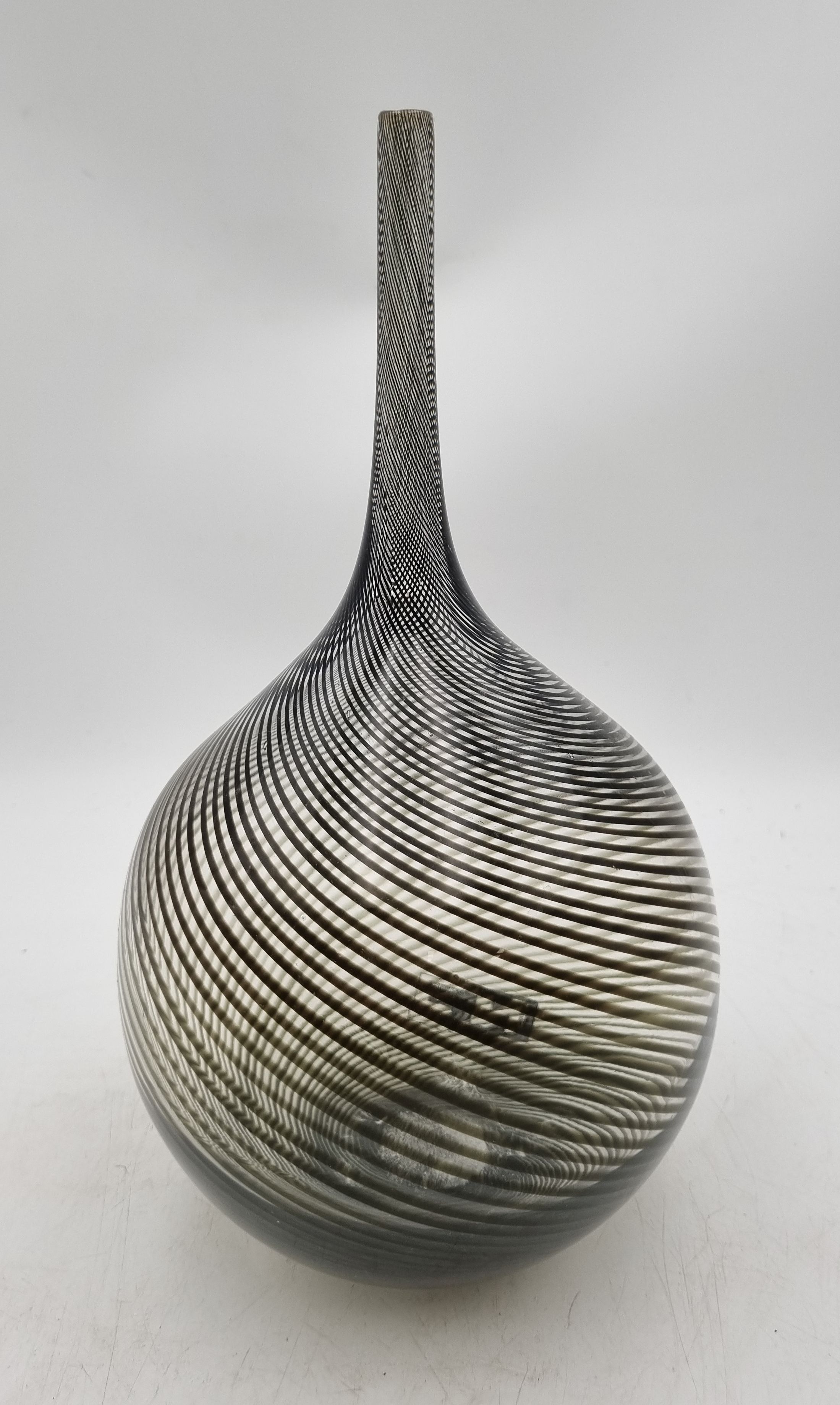 ART GLASS VASE