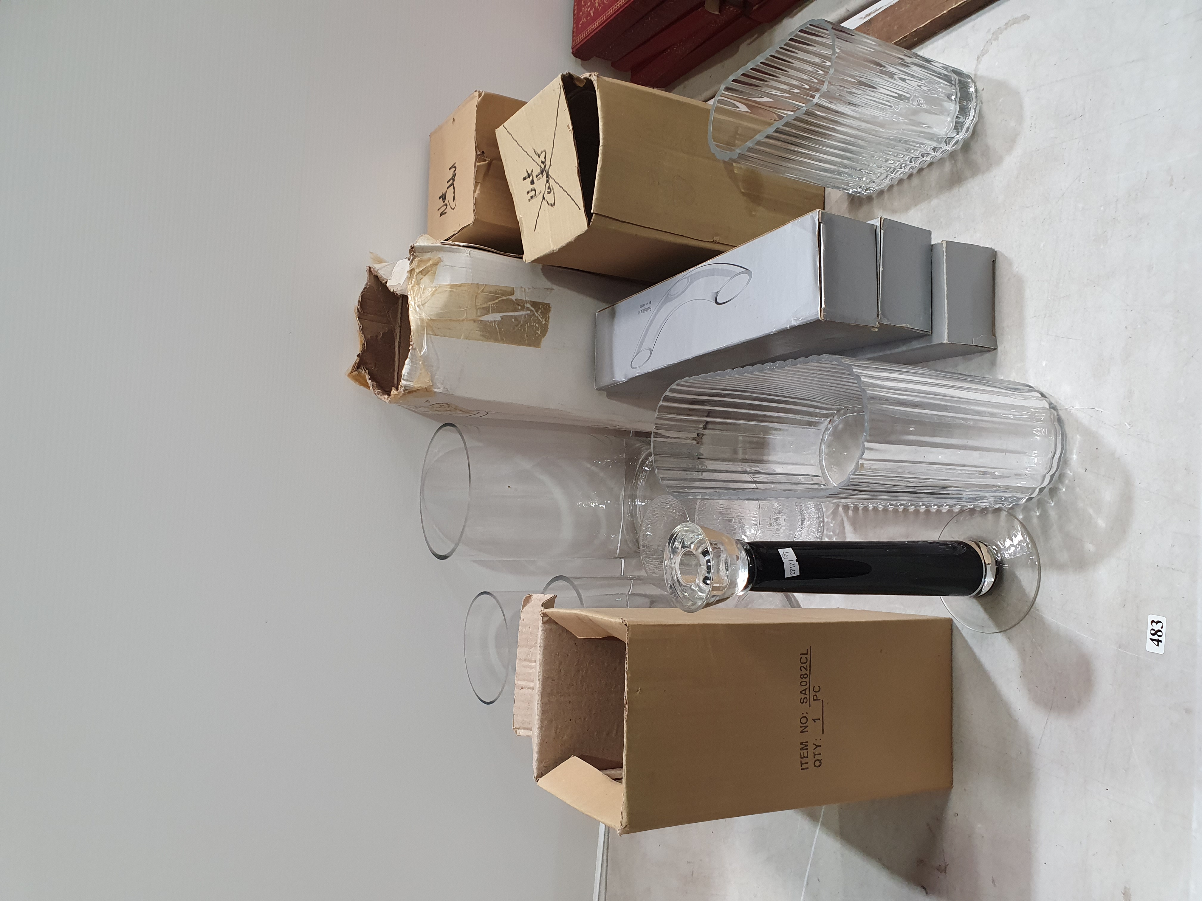 483 · A COLLECTION OF VARIOUS GLASS ITEMS