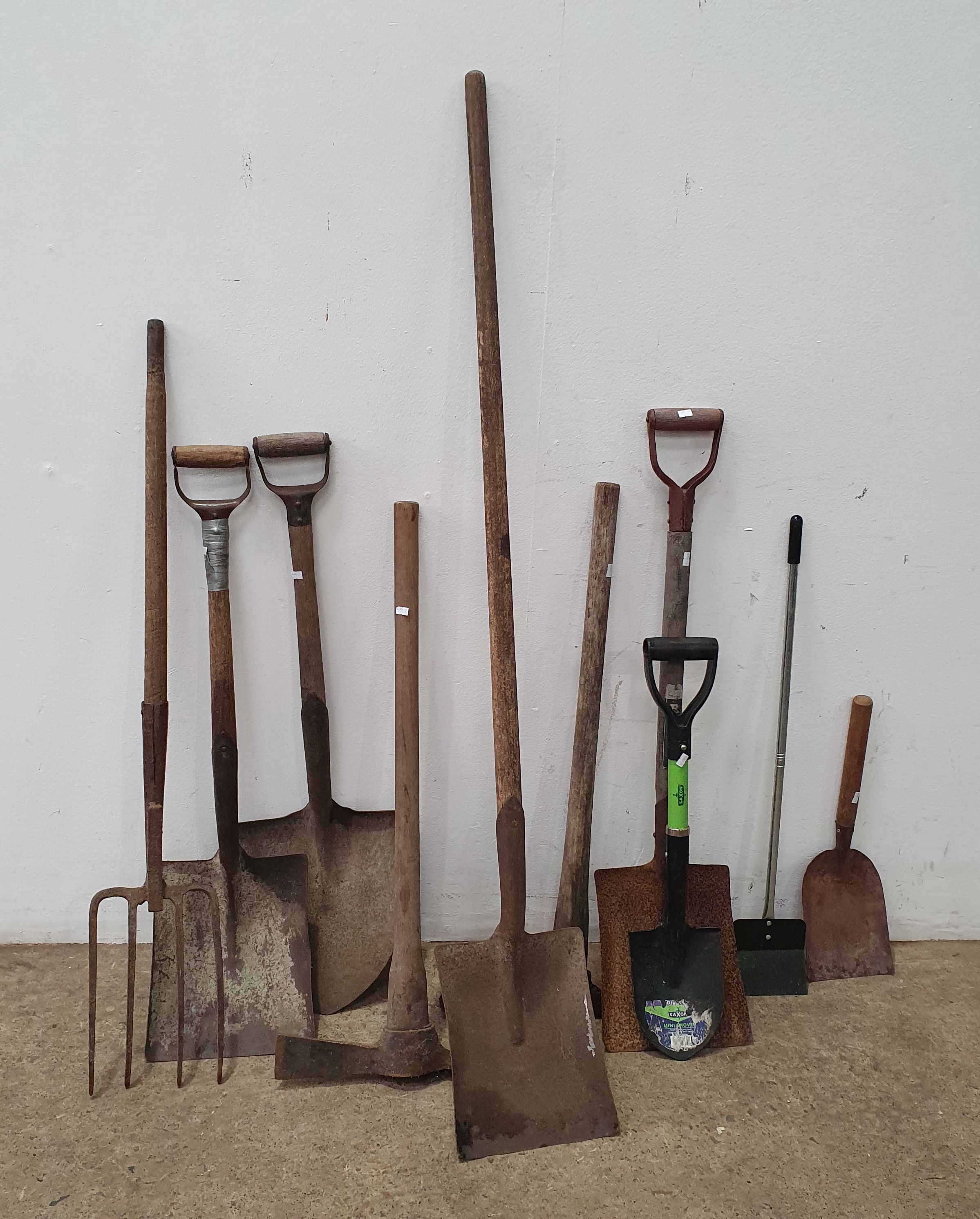1063 · A GROUP OF VINTAGE GARDEN TOOLS