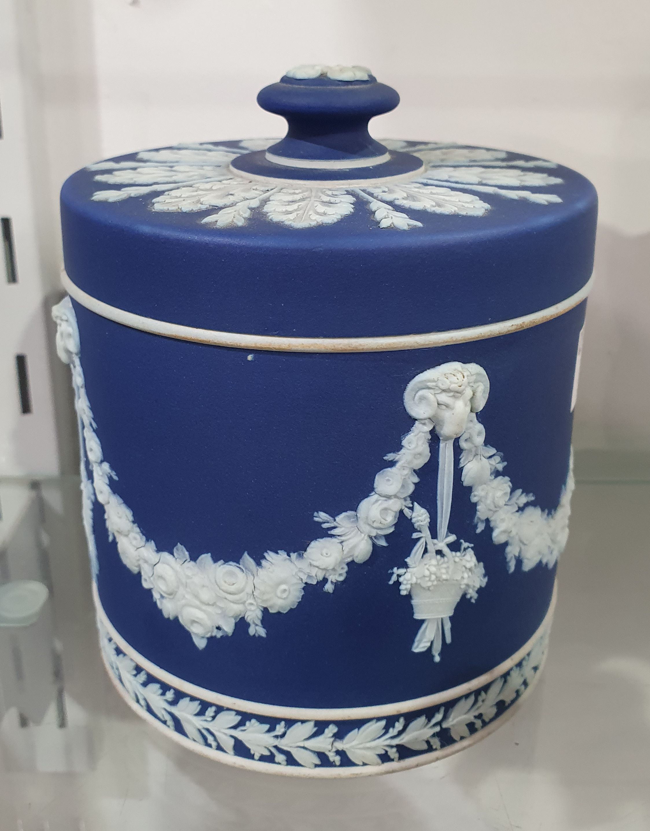 AN EARLY 19TH CENTURY WEDGWOOD JASPERWARE LIDDED JAR