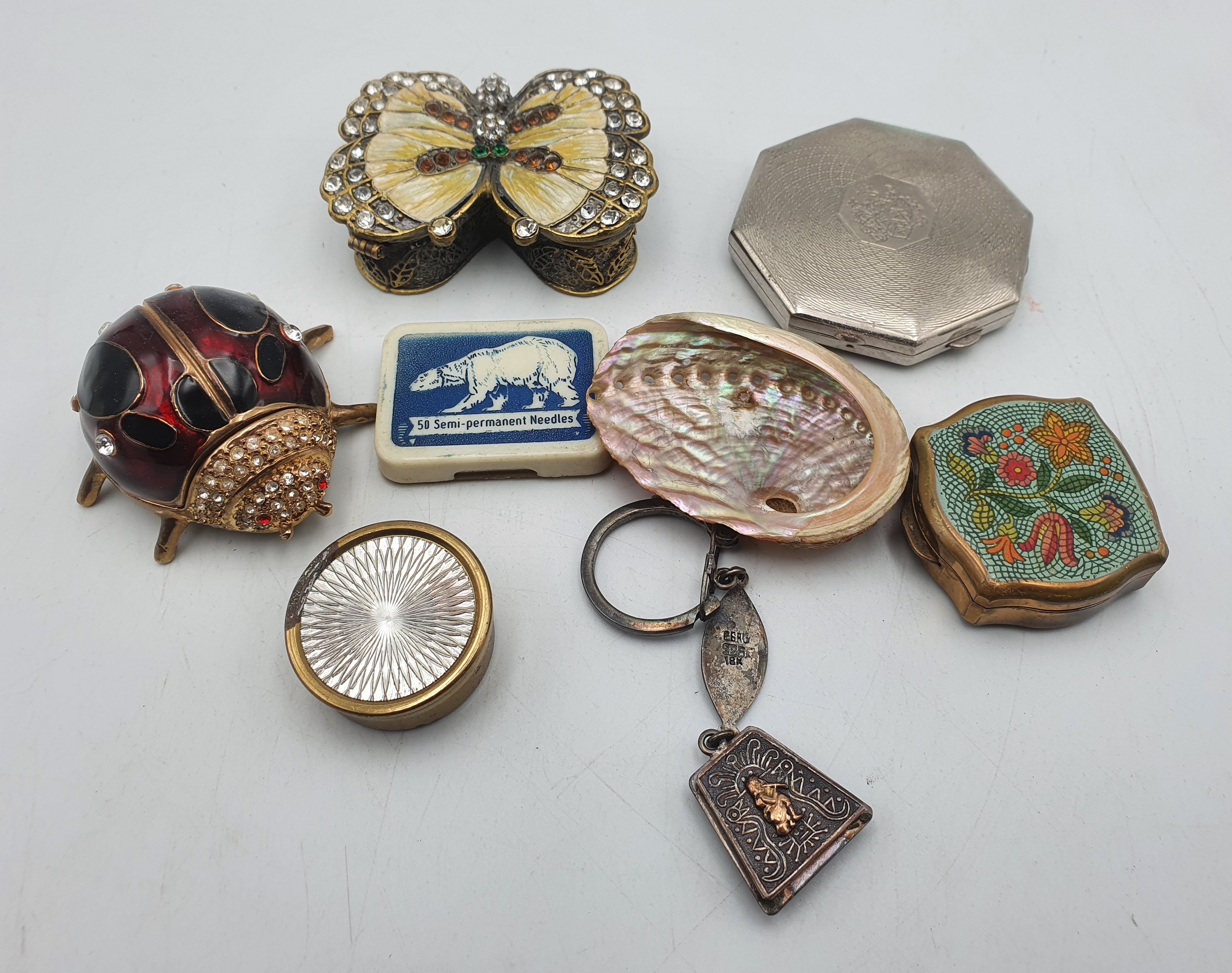 259 · A GROUP OF TRINKET BOXES AND A VINTAGE COMPACT