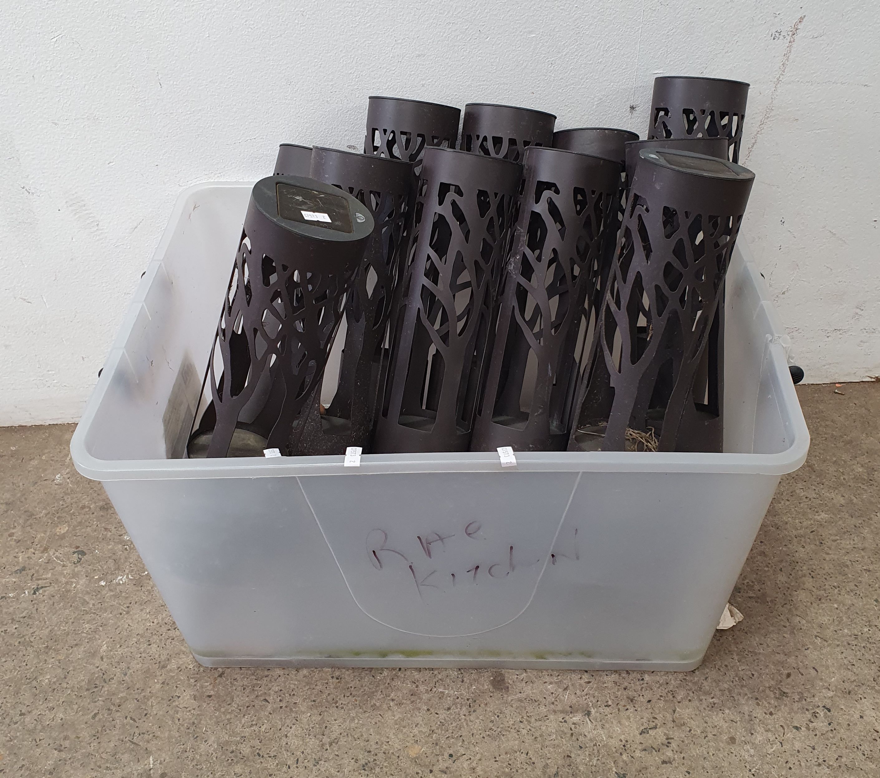 1119 · A TUB OF SOLAR LIGHTS