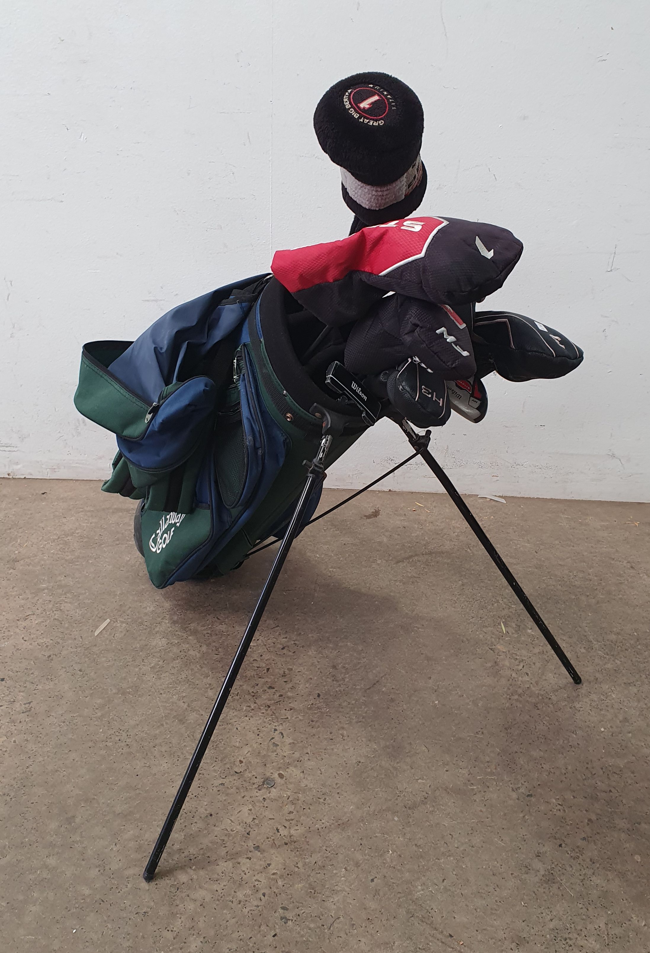 1335 · A COLLECTION OF VARIOUS GOLF CLUBS