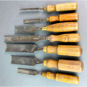 A group of 7 various sized gauge chisels with the longest being 36cm.