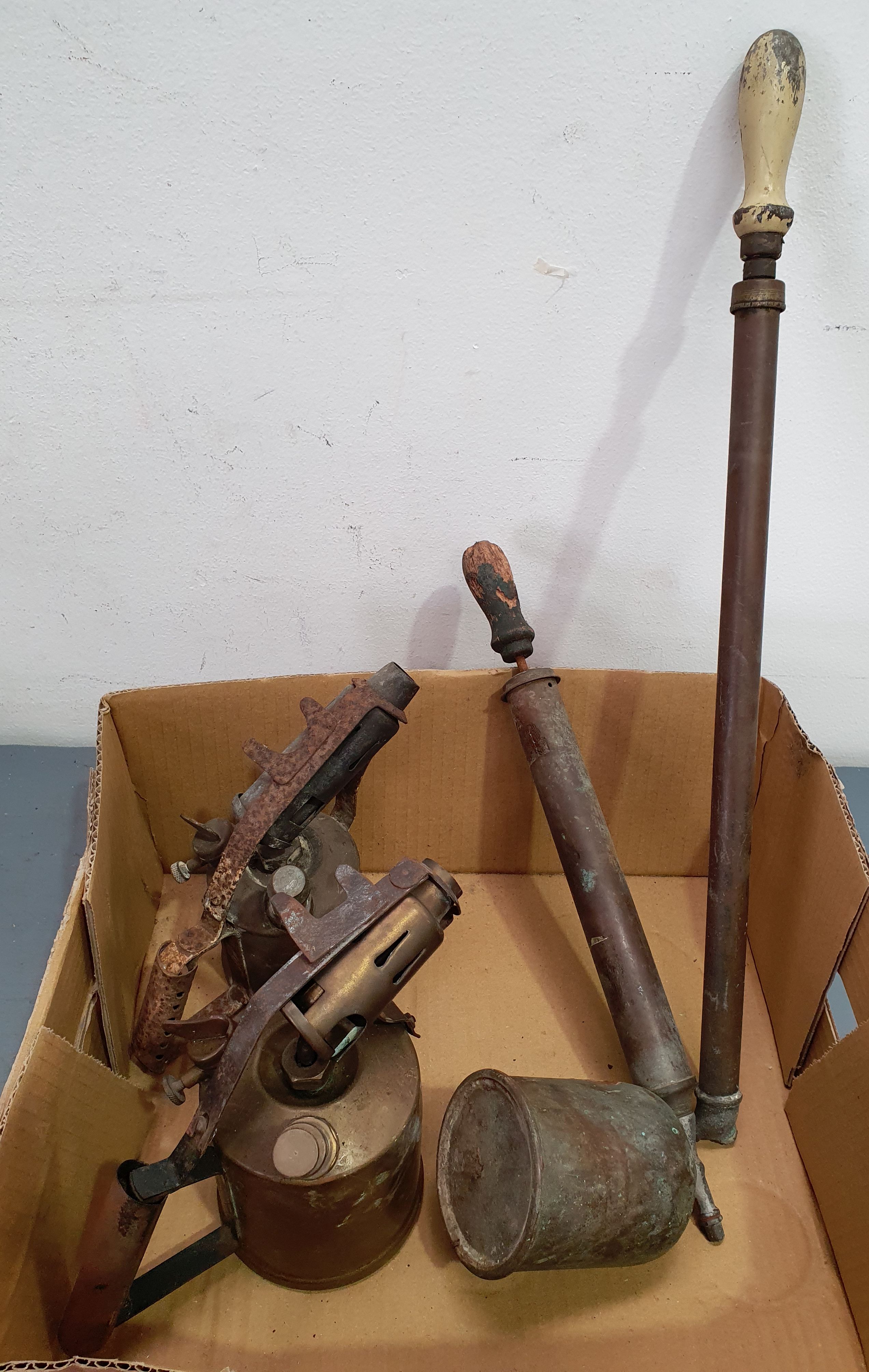 A GROUP OF VARIOUS BRASS ITEMS