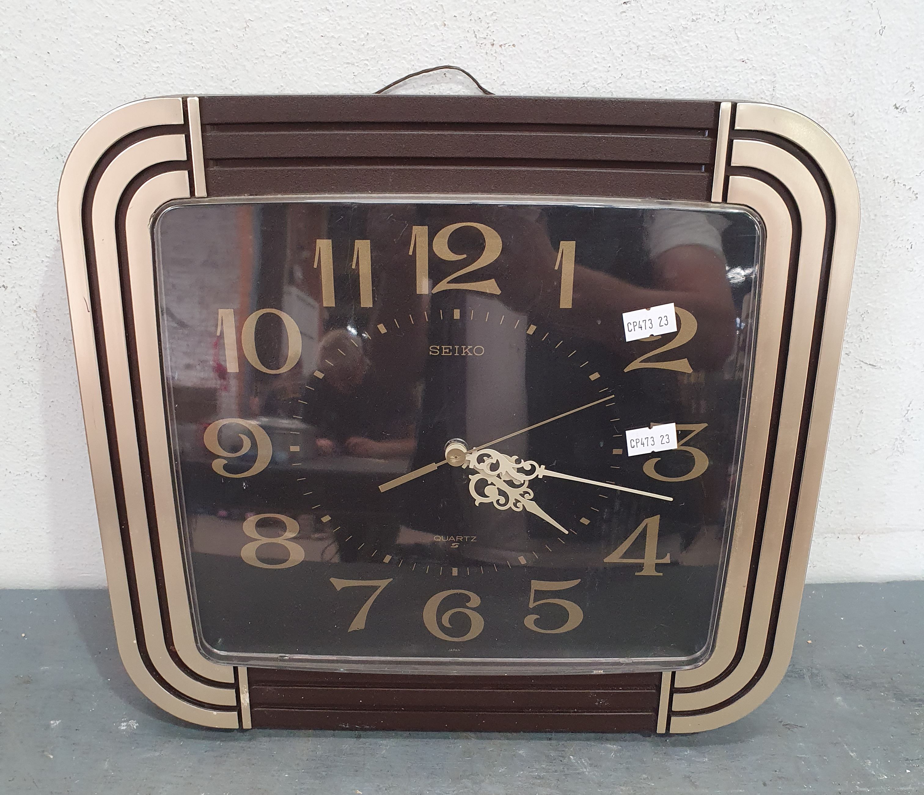 1272 · A SEIKO BATTERY OPERATED WALL CLOCK