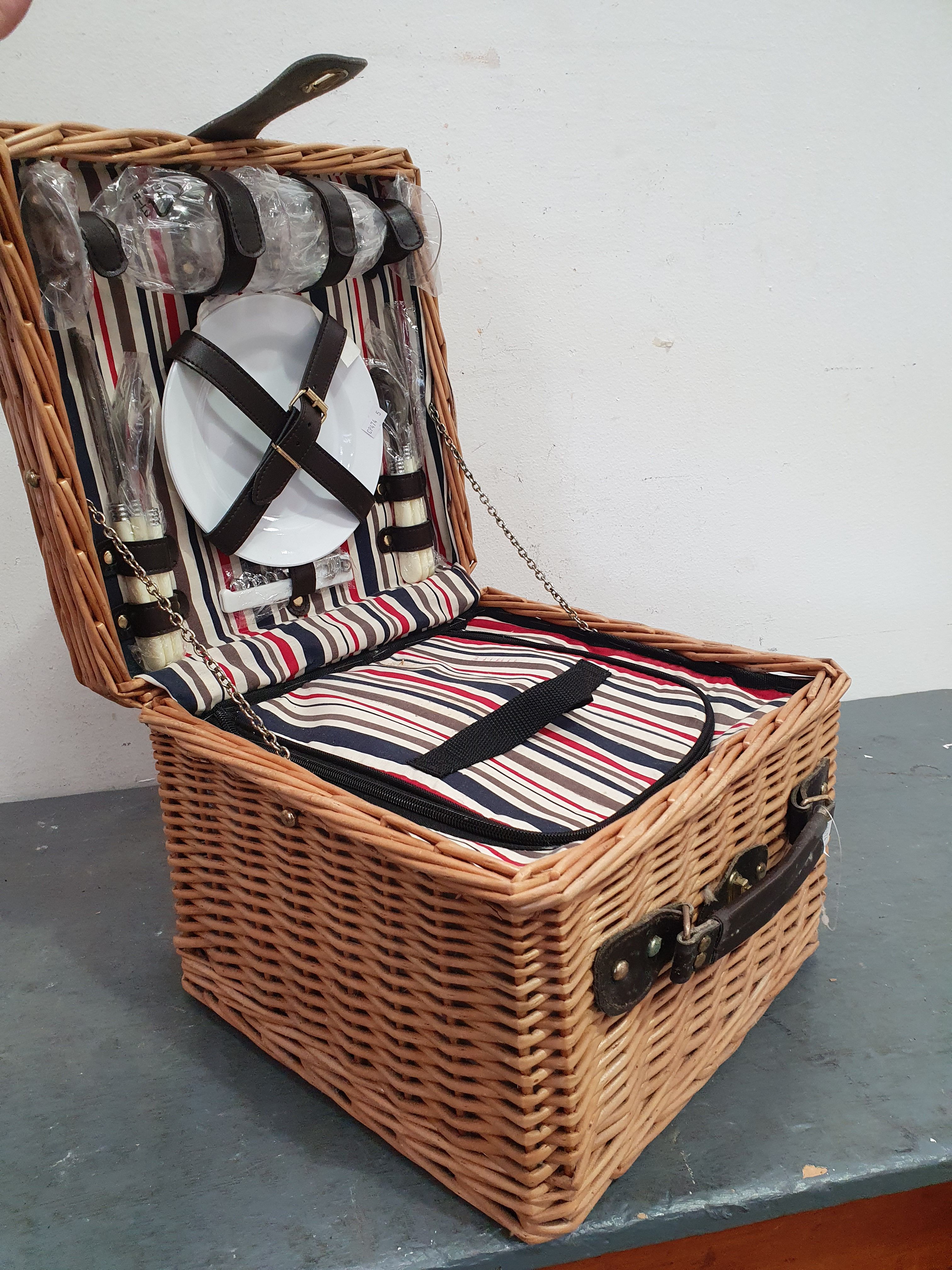 1449 · AN AVANTI PICNIC BASKET