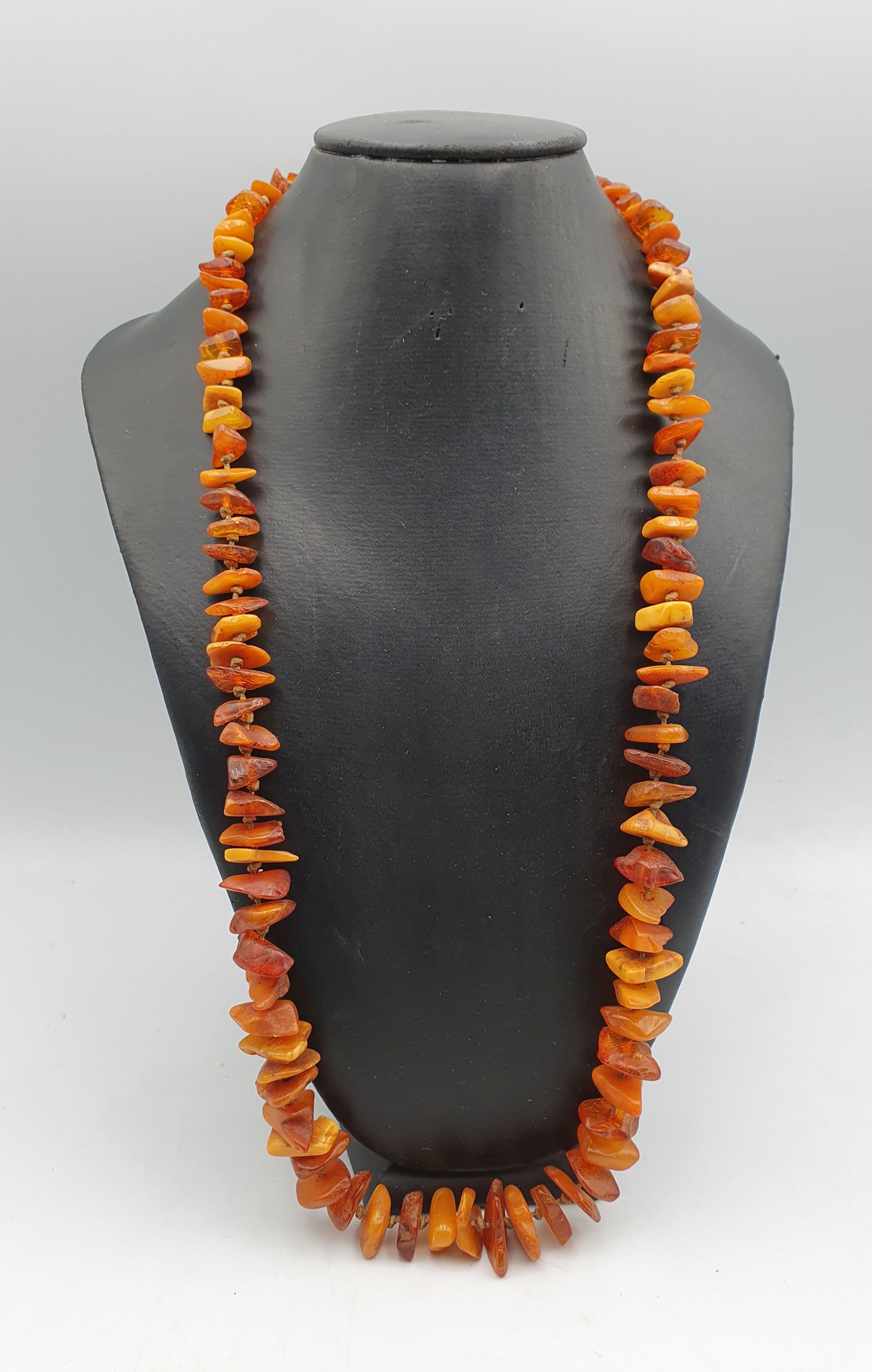267 · A VINTAGE AMBER GRADUATED BEAD NECKLACE