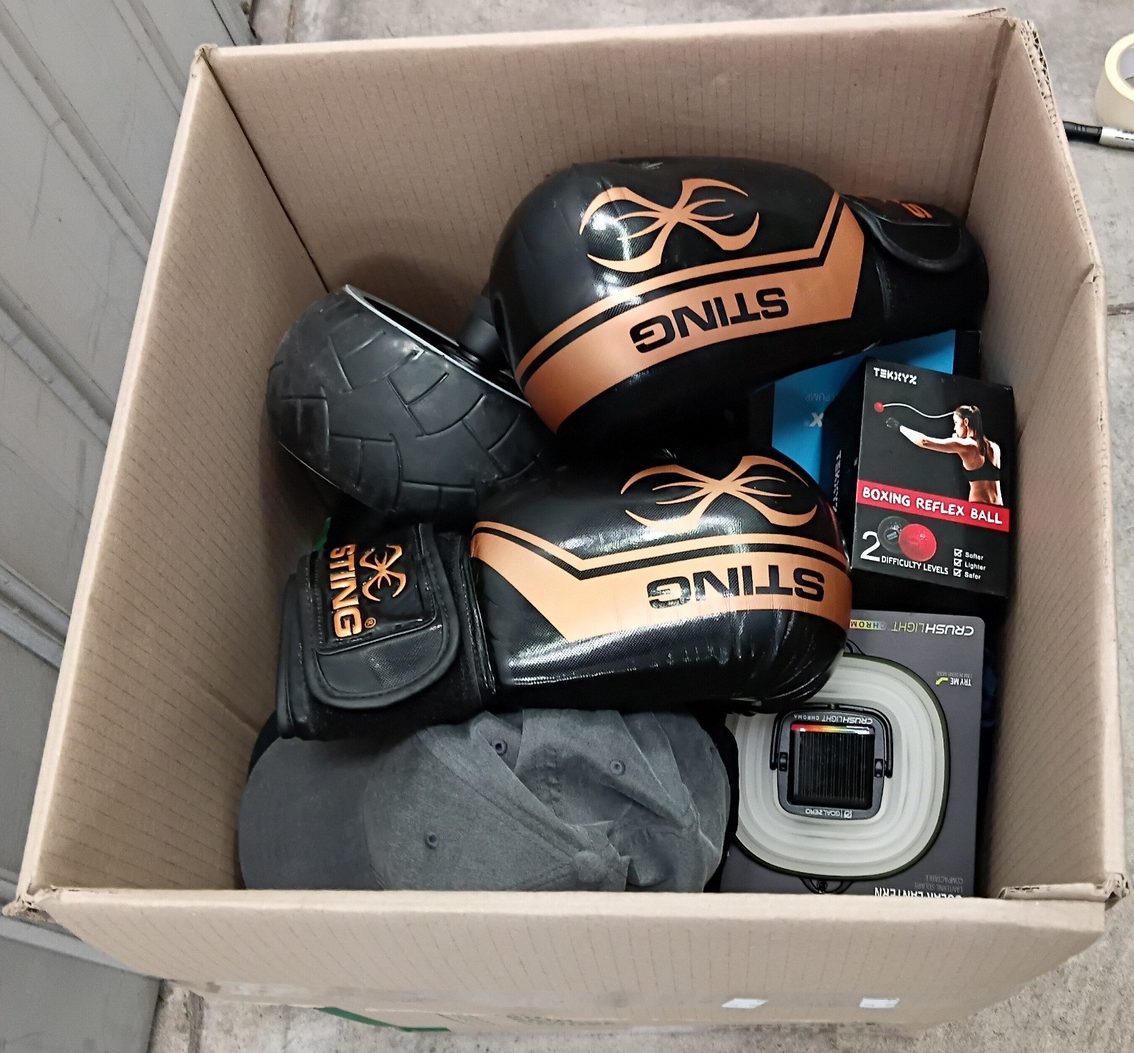 1278 · BOX OF SPORT AND CAMPING GEAR
