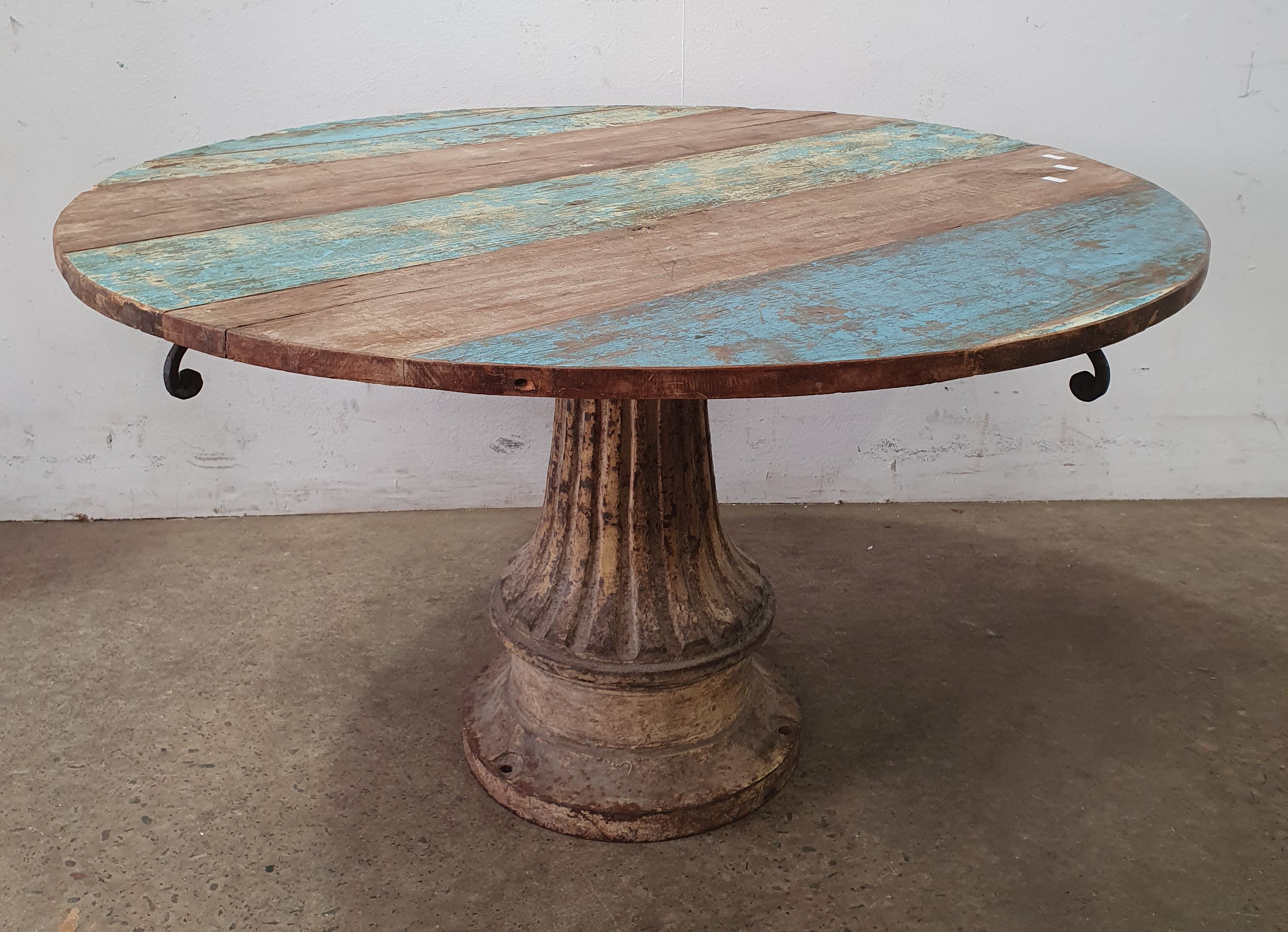 1045 · A ROUND TIMBER TABLE