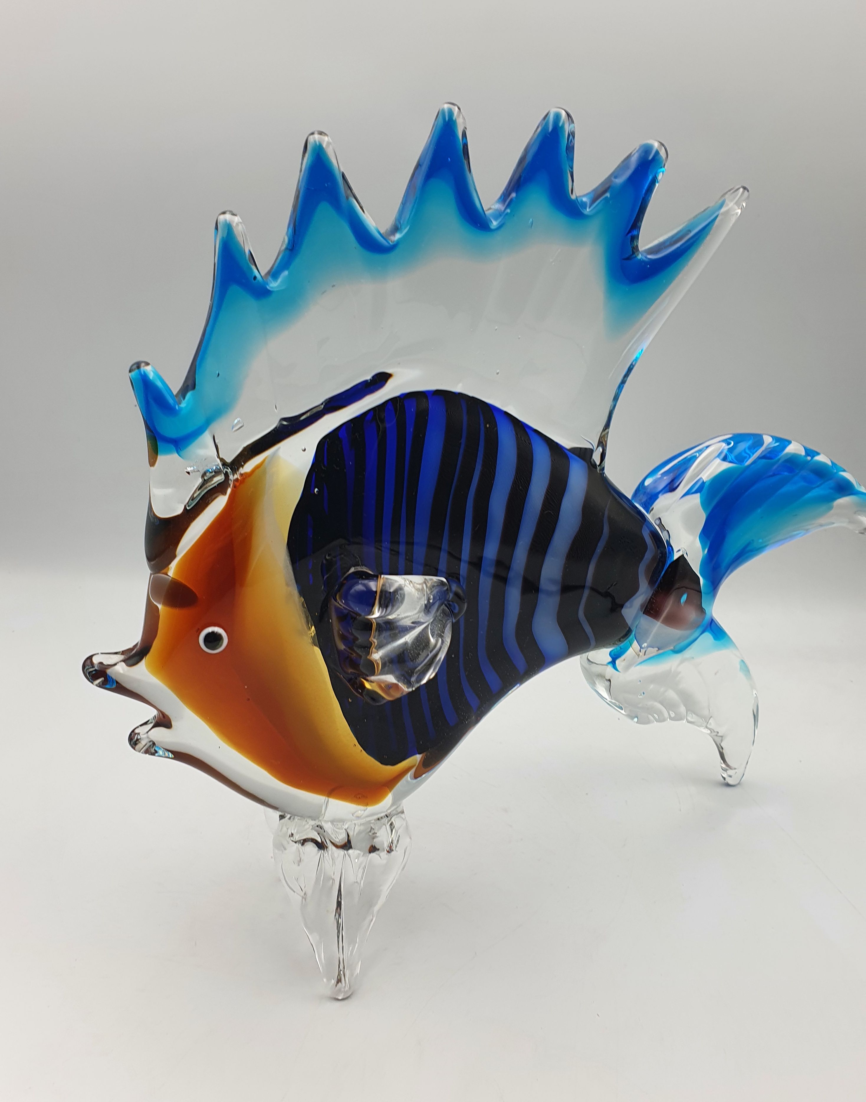 117 · AN IMPRESSIVE ART GLASS 'TROPICAL FISH' FIGURE