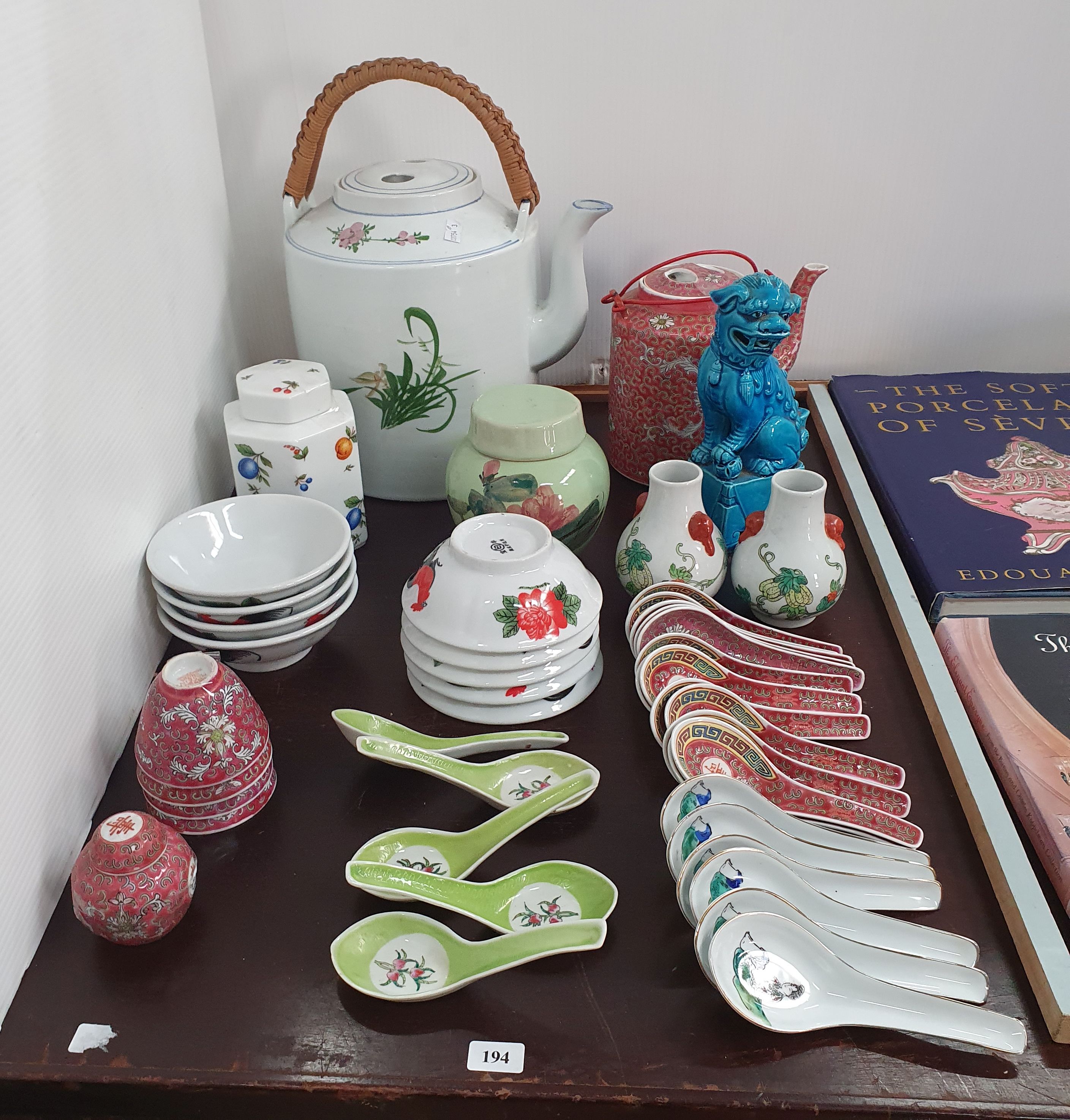 194 · A GROUP OF CHINESE SERVING WARE AND DECORATIVE WARE