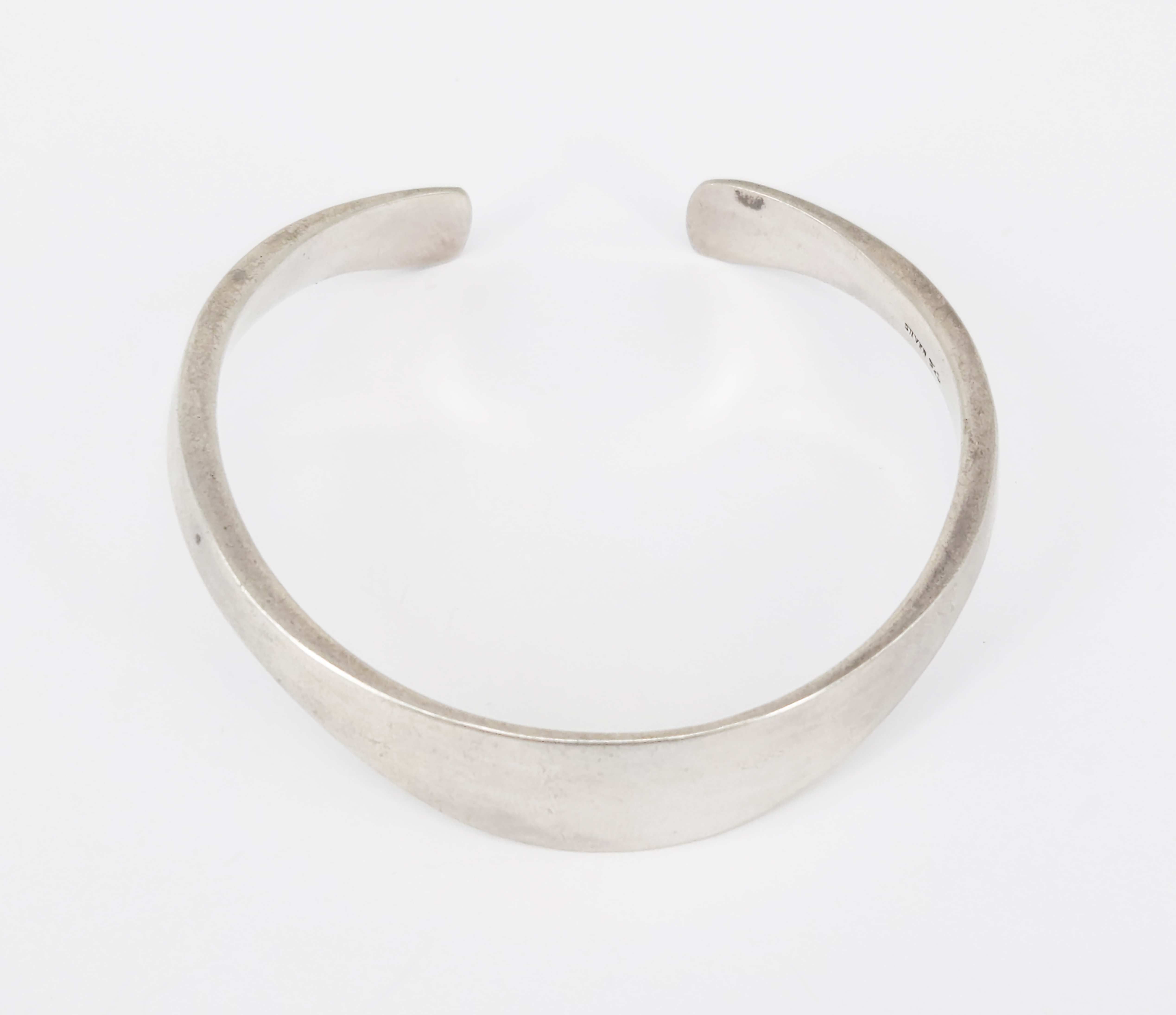 421 · AN AUSTRALIAN STERLING SILVER CUFF BANGLE