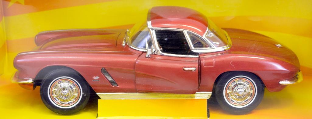 Ertl American Muscle 1:18 1961 & 1962 Chevrolet Corvette hardtops