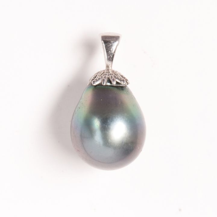 A Tahitian pearl and 18k white gold pendant