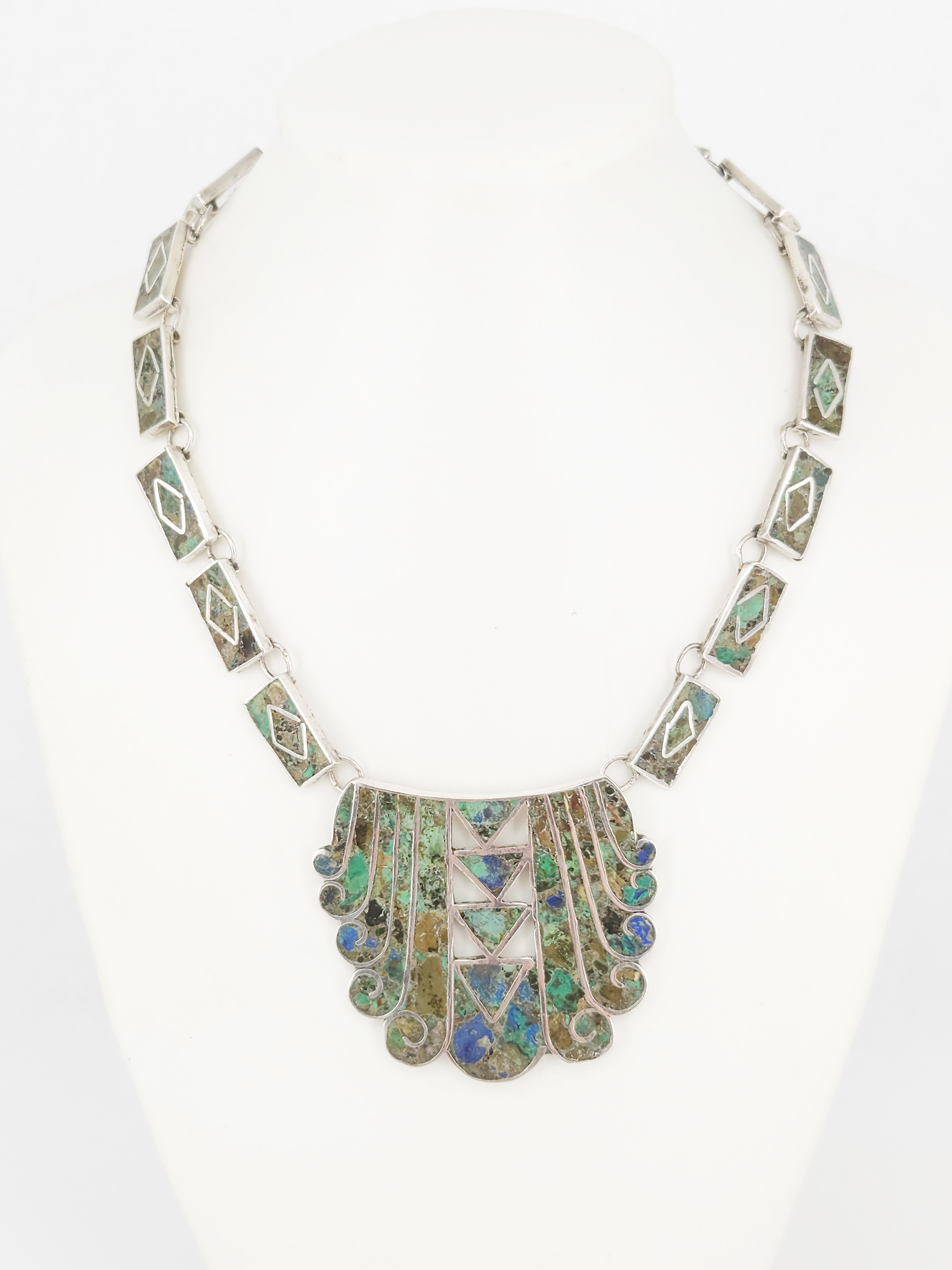 202 · A MEXICAN STERLING SILVER AND CRUSHED TURQUOISE NECKLACE