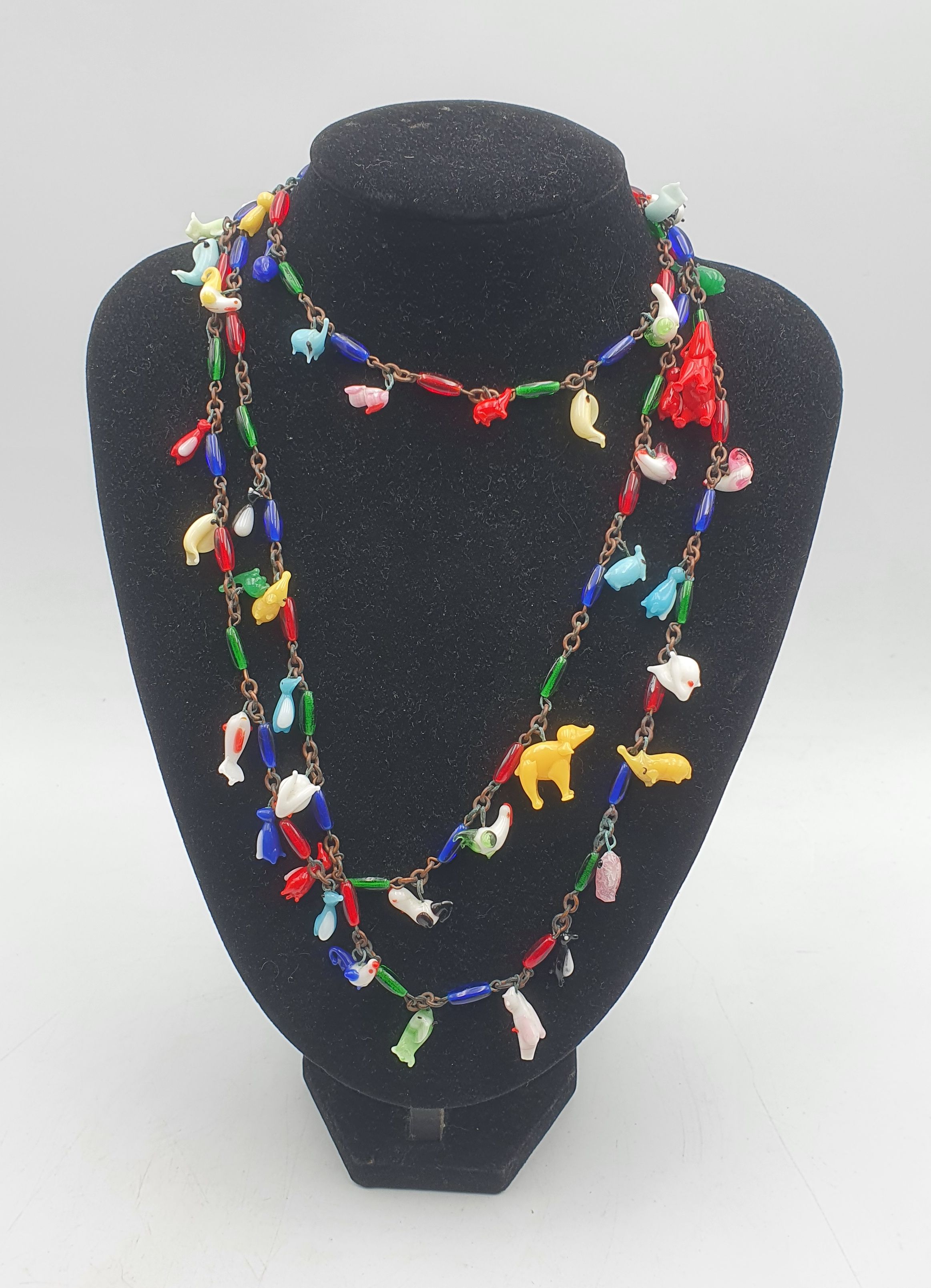 235 · A VINTAGE NECKLACE WITH GLASS BEADS AND ANIMAL CHARMS