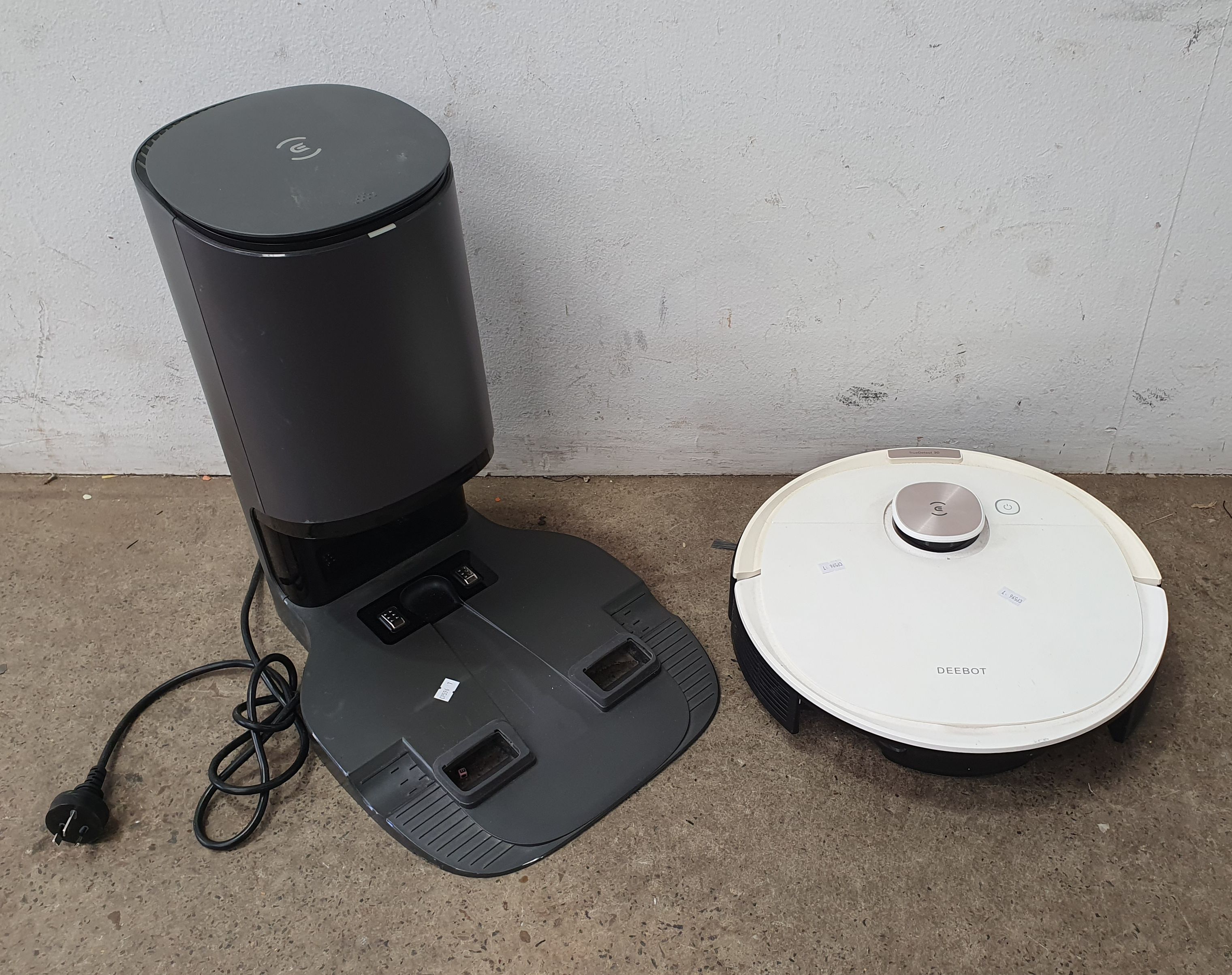 1251 · A DEEBOT VACUUM WITH CHARGING STATION