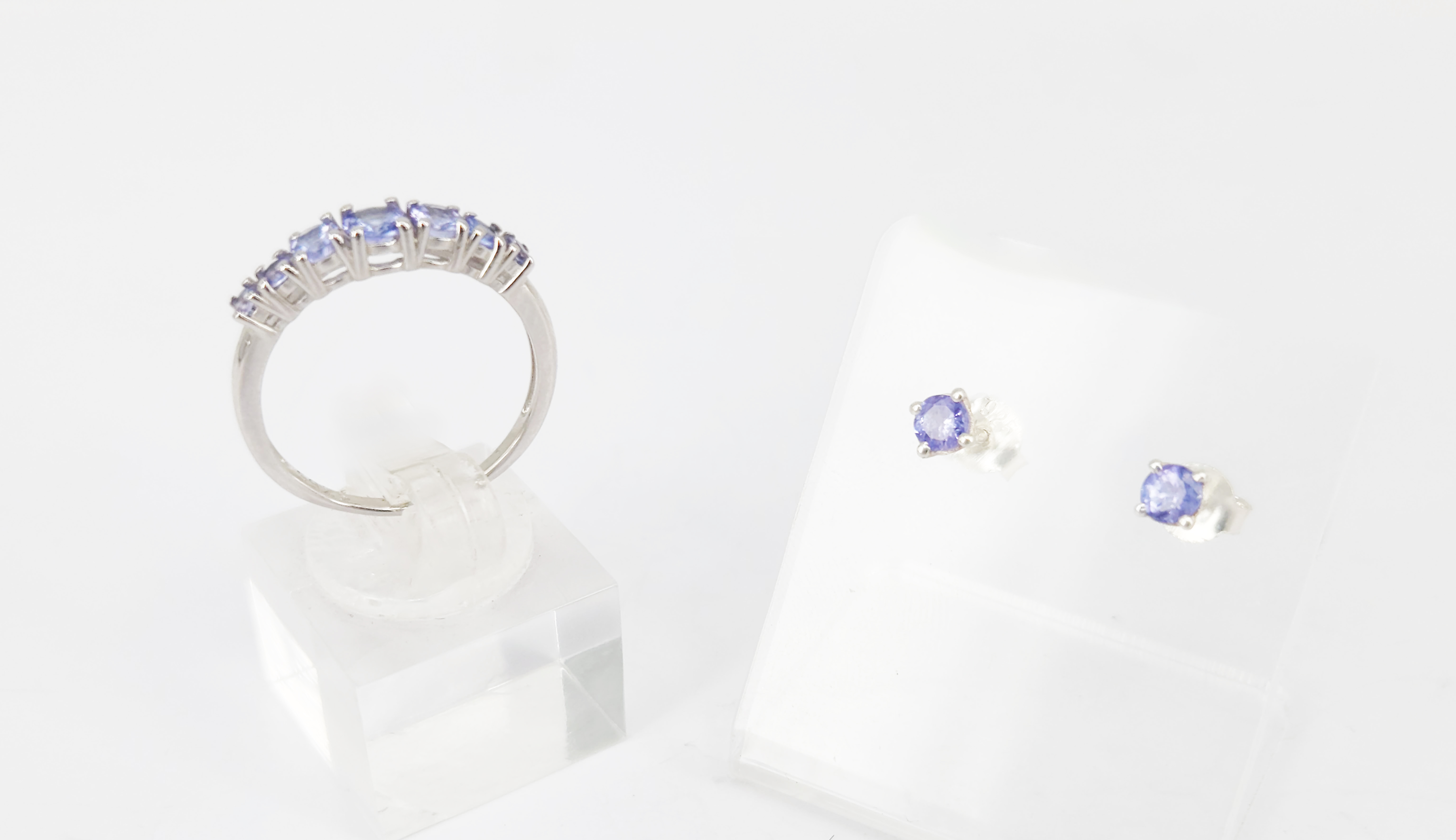 375 · A SILVER AND SEVEN STONE TANZANITE RING
