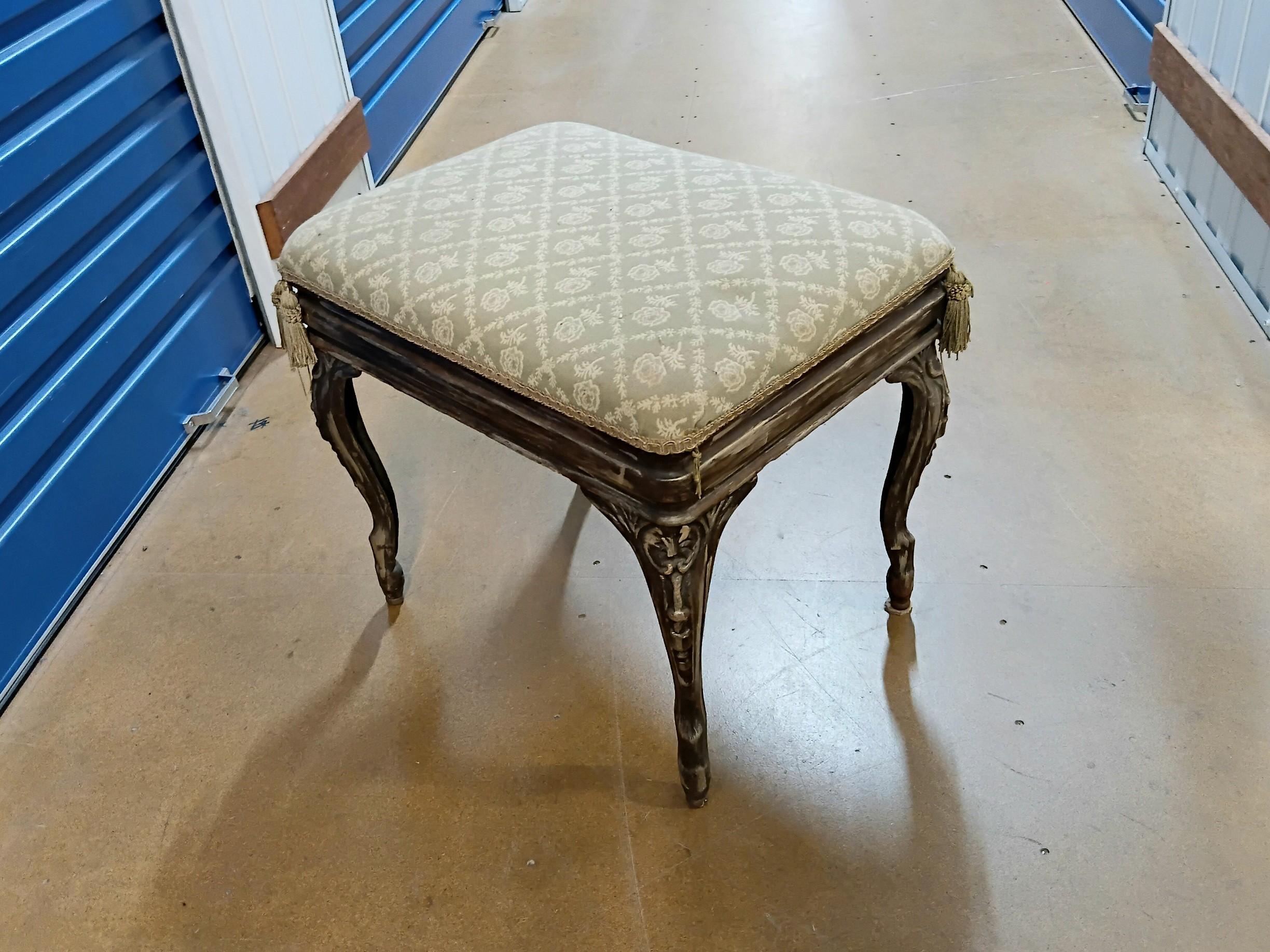 2032 · A LOUIS XV STYLE BEDROOM STOOL