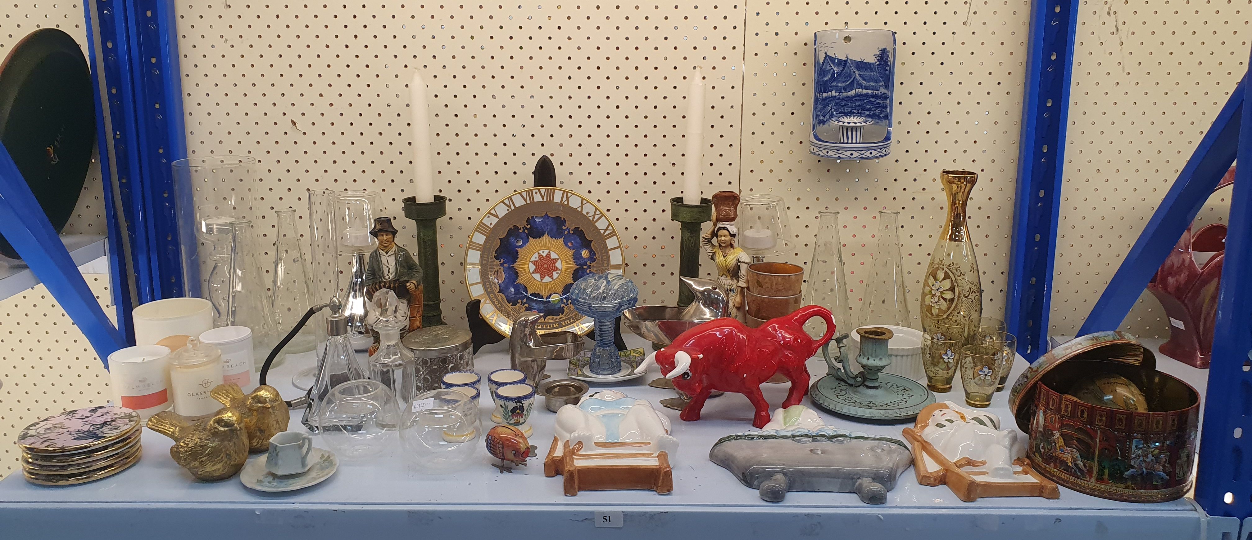 51 · A SHELF LOT OF DECORATIVE ITEMS