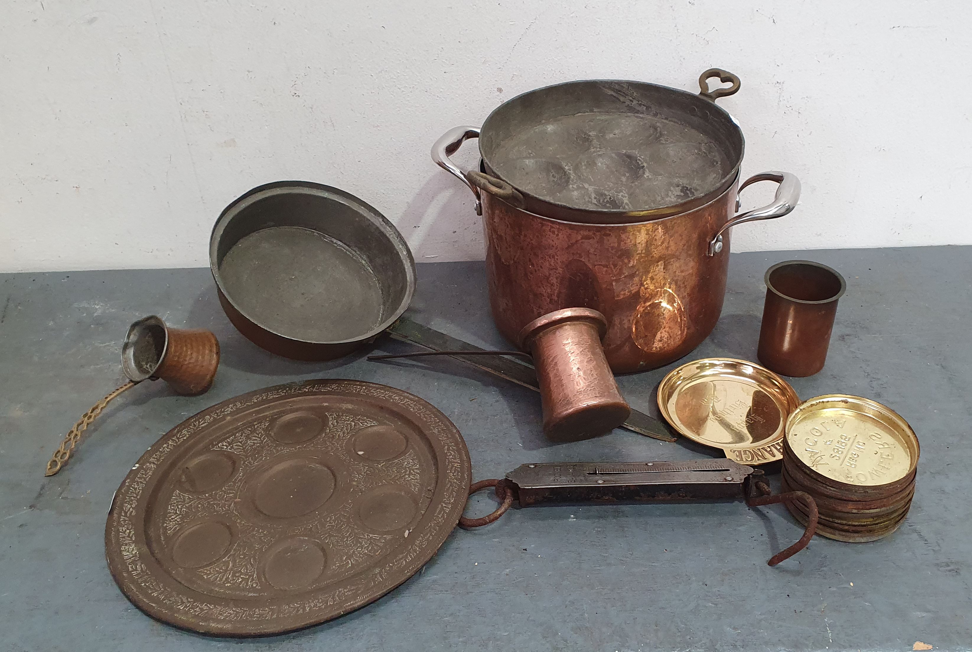 1295 · A BOX OF MIXED COPPER /BRASSWARE