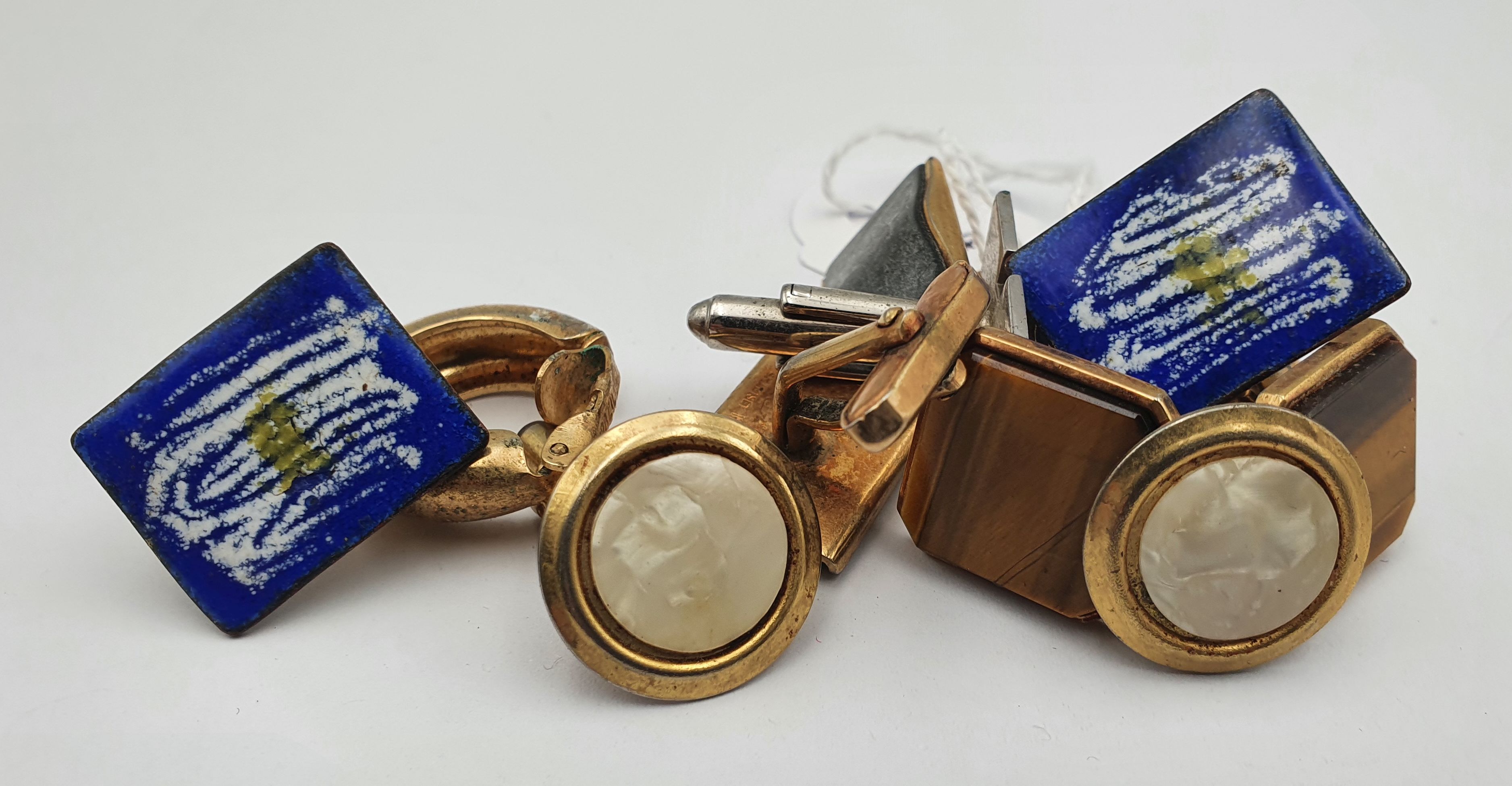 343 · FOUR PARIS OF CUFFLINKS