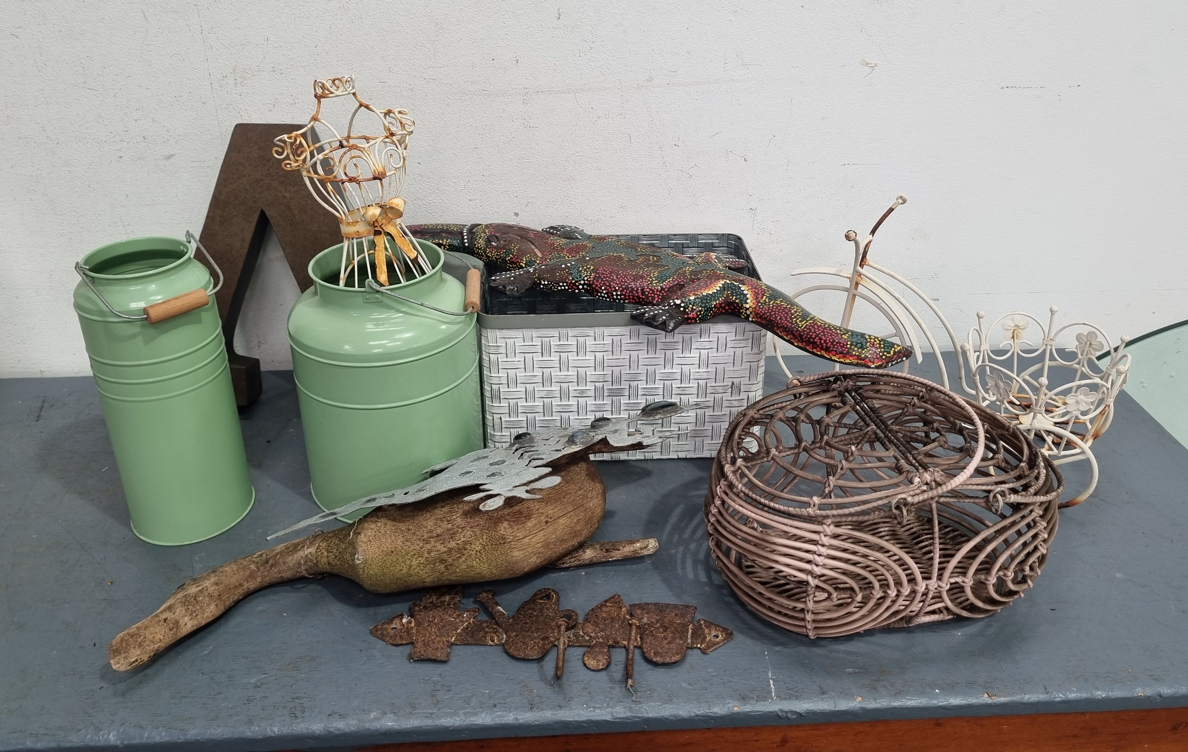 1125 · A MIXED GROUP OF GARDENWARE