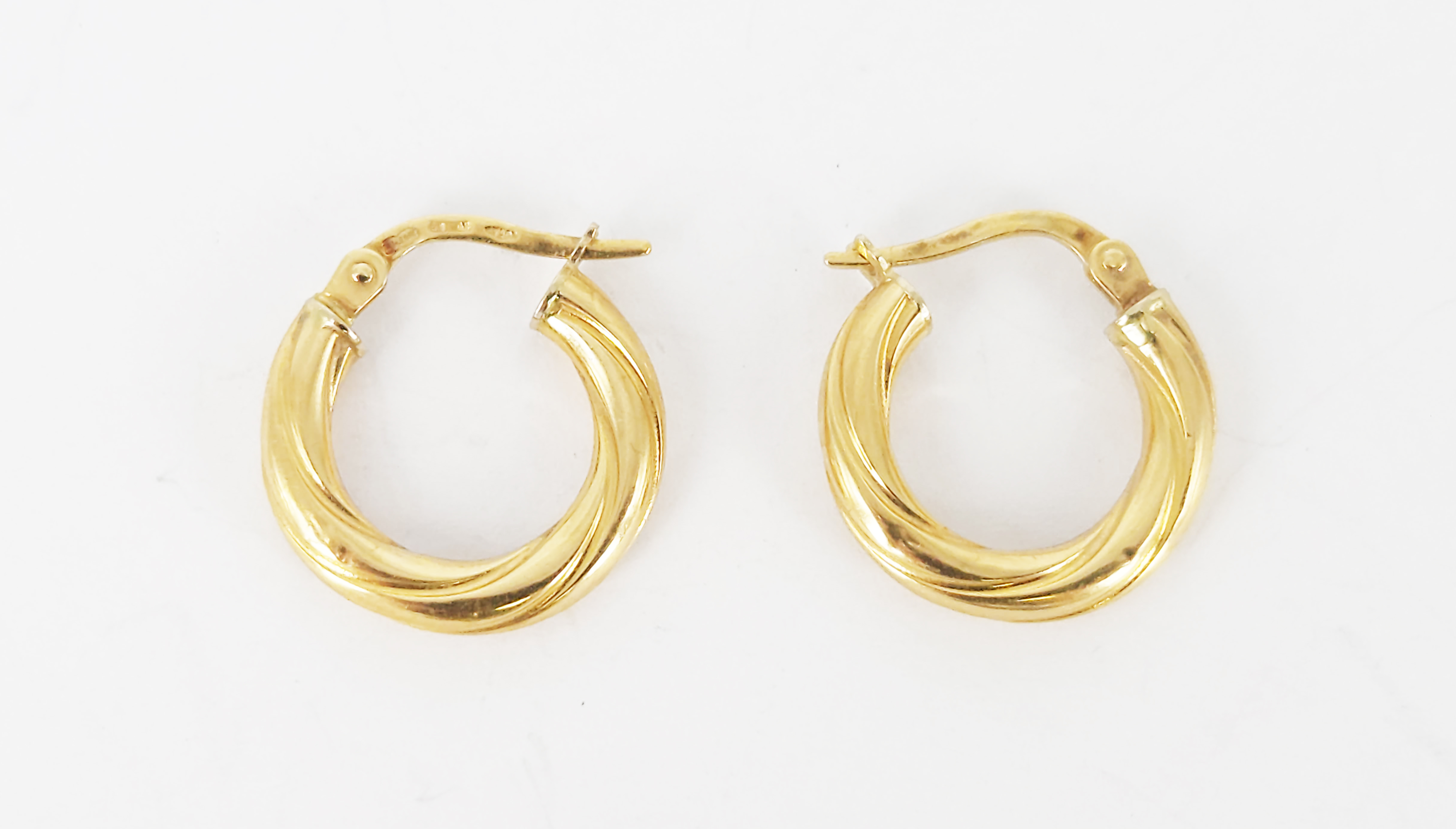 338 · A PAIR OF ITALIAN 18ct YELLOW GOLD SMALL TWIST HOOP EARRINGS