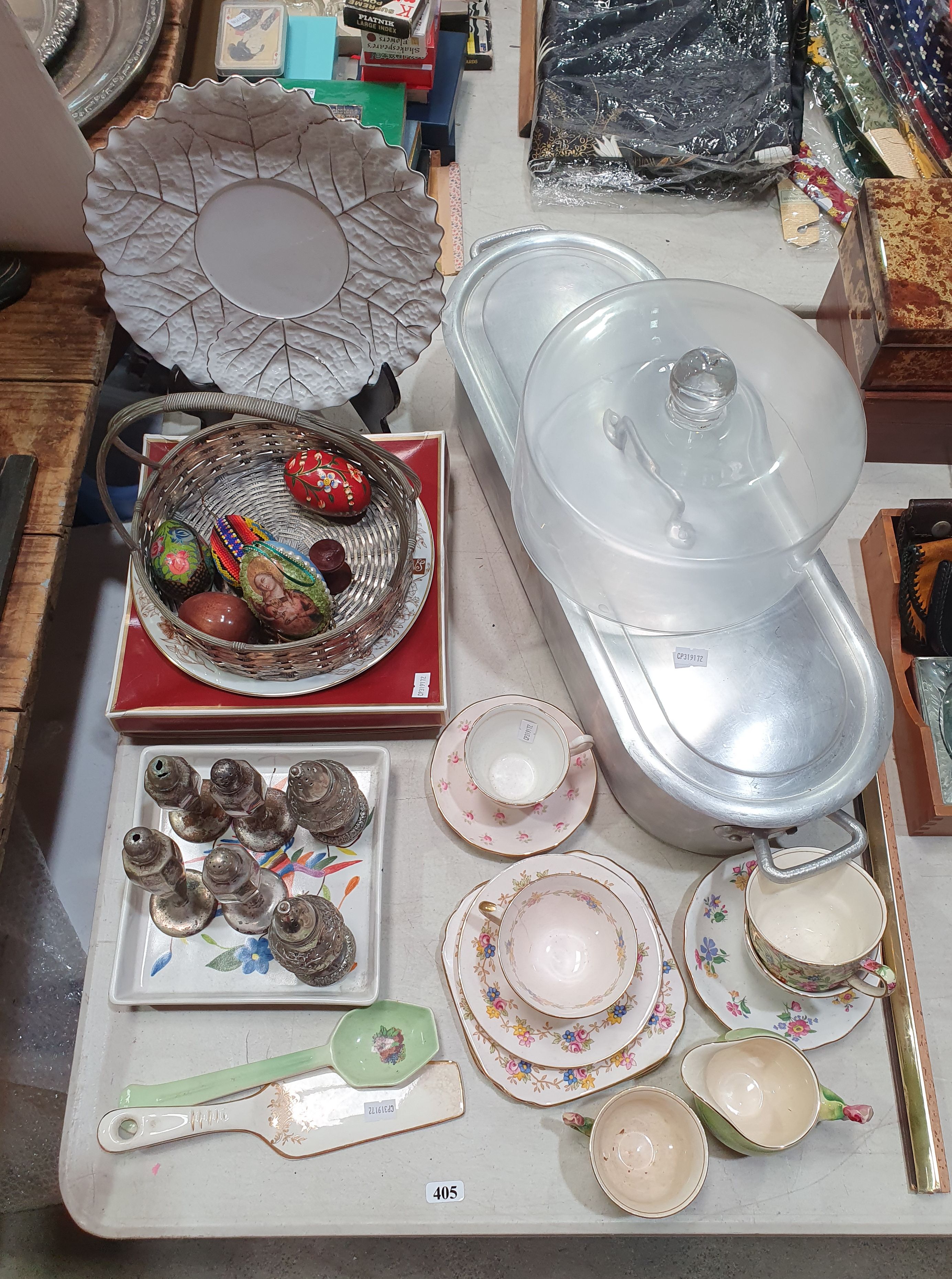 405 · A GROUP OF VARIOUS HOMEWARES