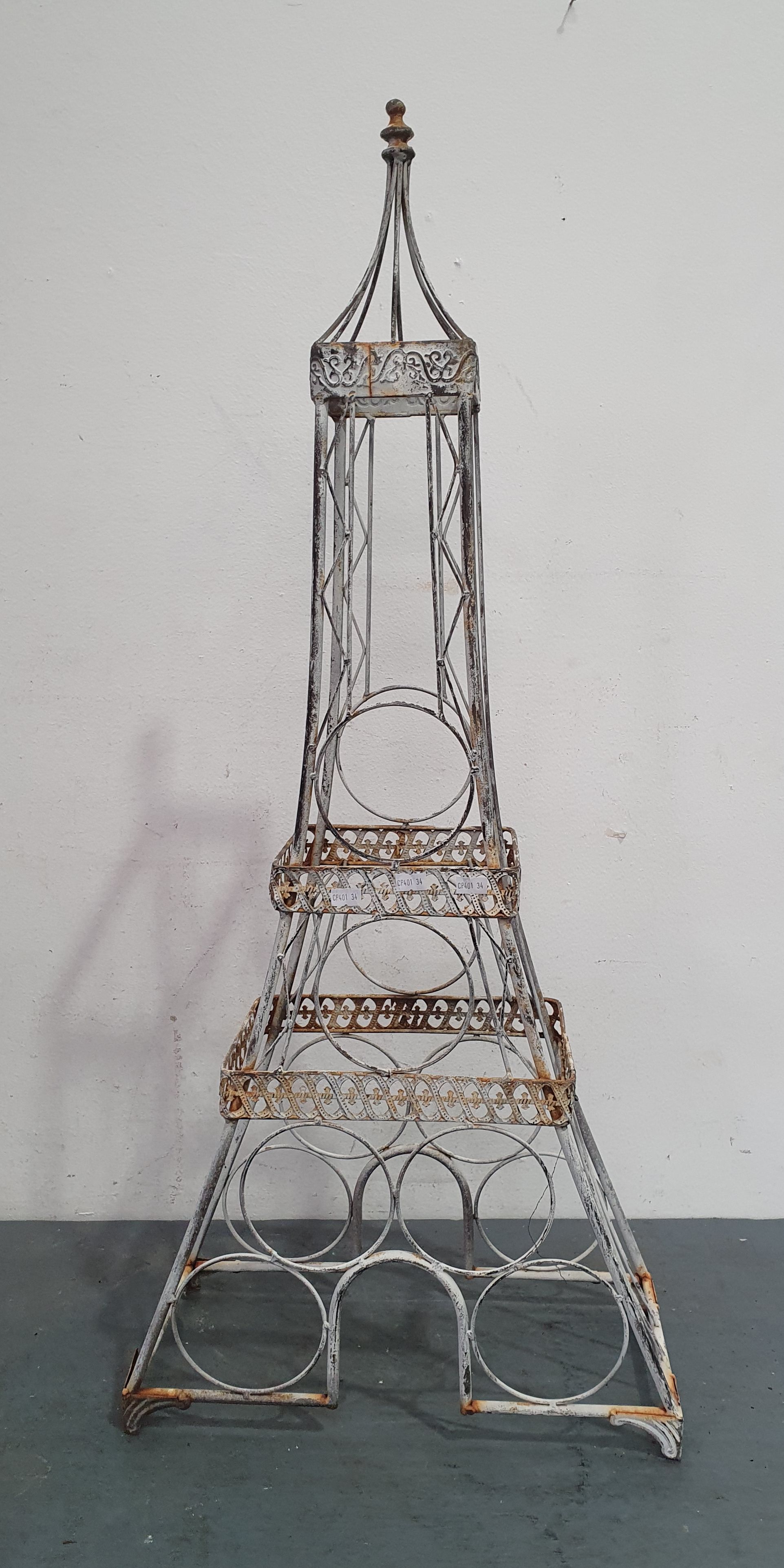 1379 · A METAL DECORATIVE STAND