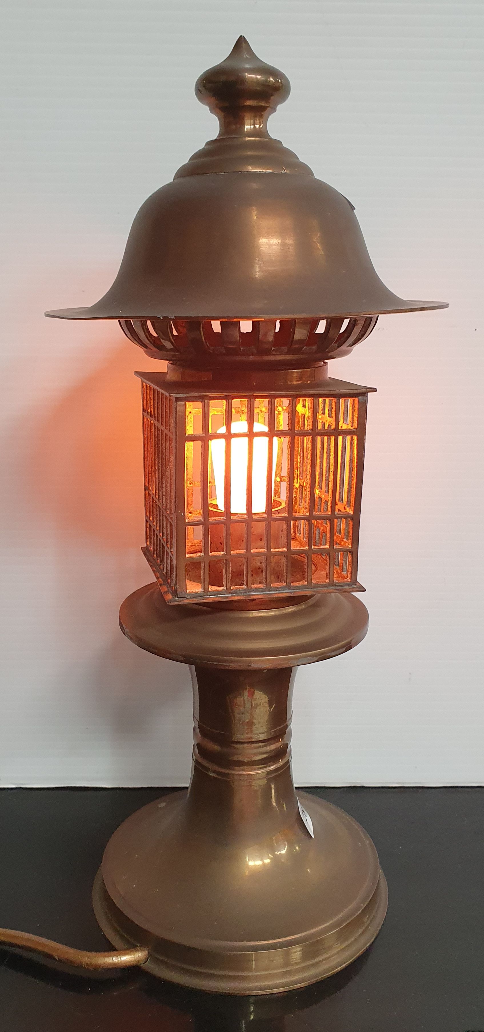 A VINTAGE BRASS TABLE LAMP