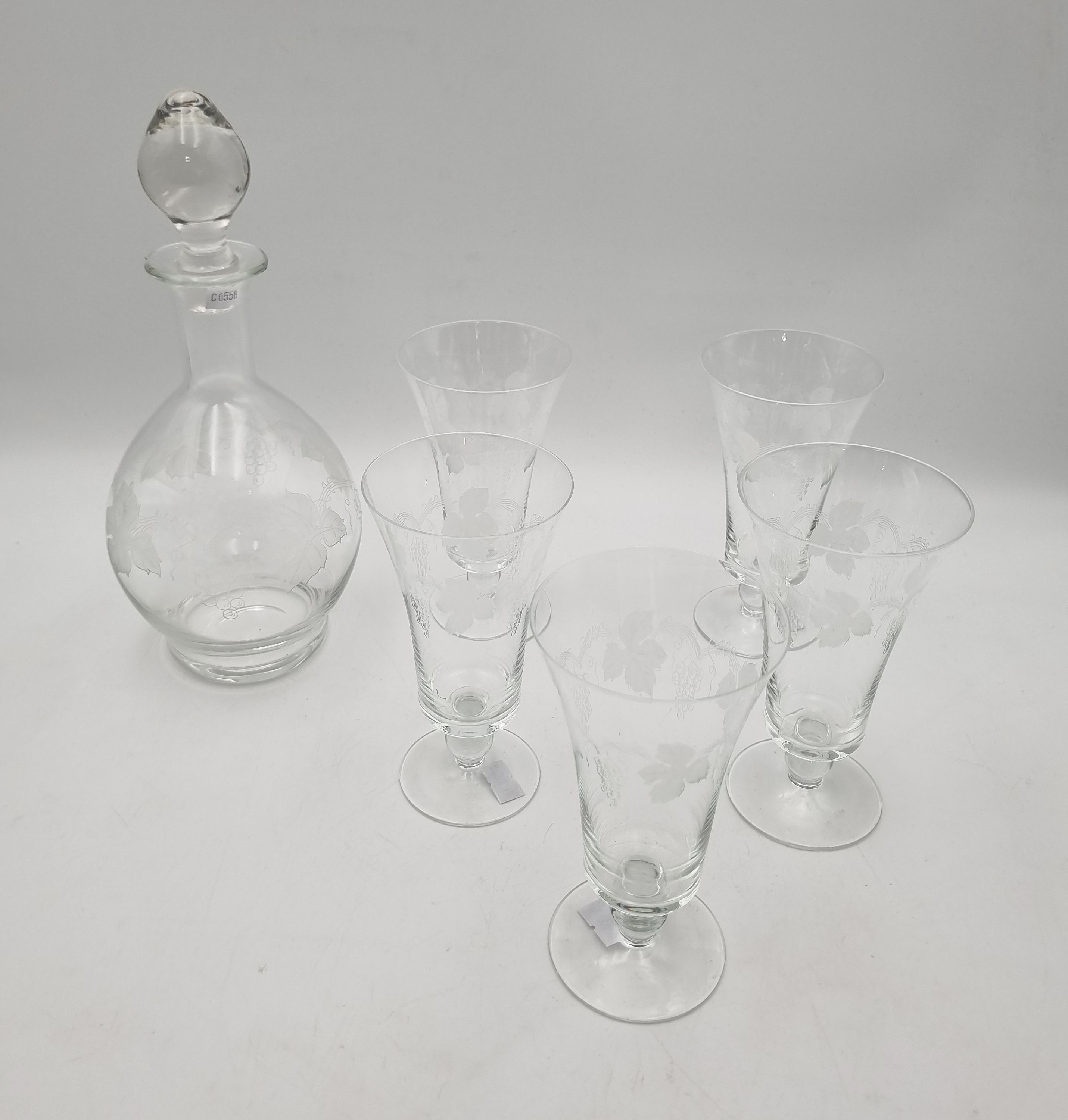 644 · A VINTAGE GLASS DECANTER AND FIVE GLASSES