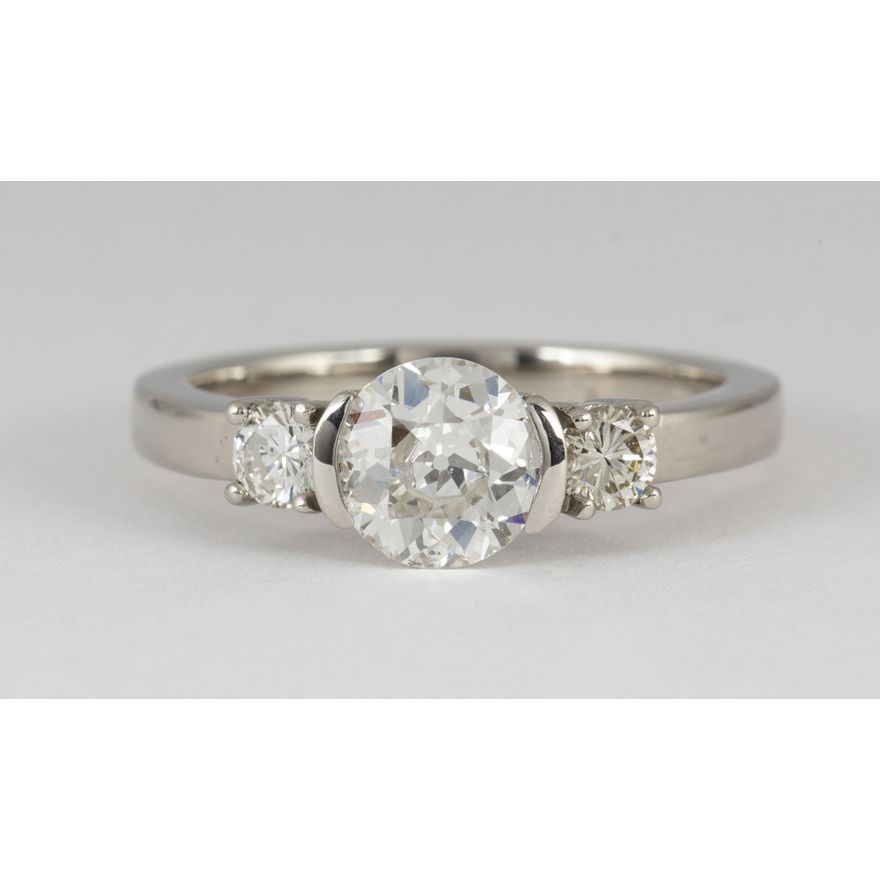 Diamond and 18k white gold ring