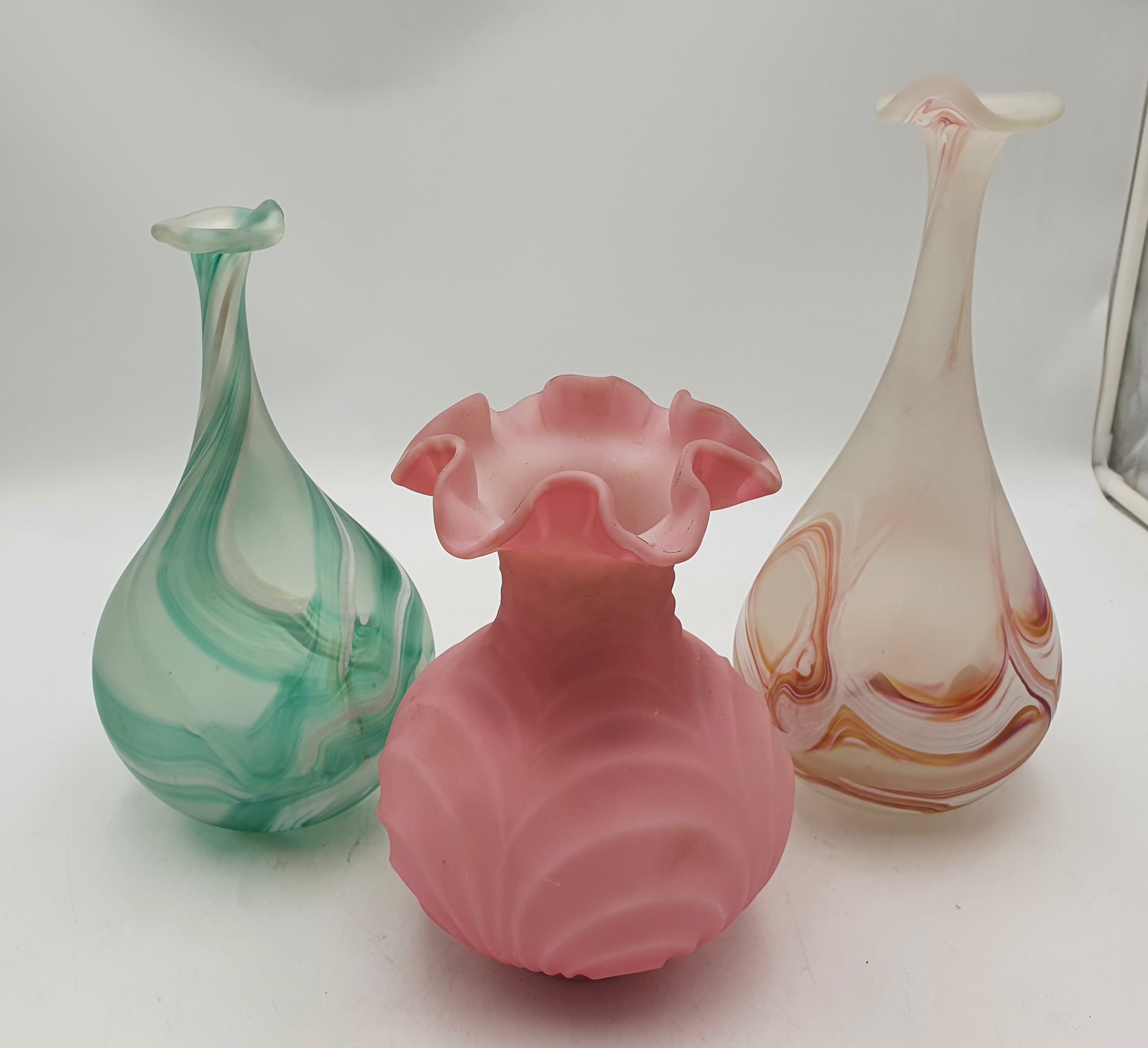 570 · A GROUP OF THREE ART GLASS VASES