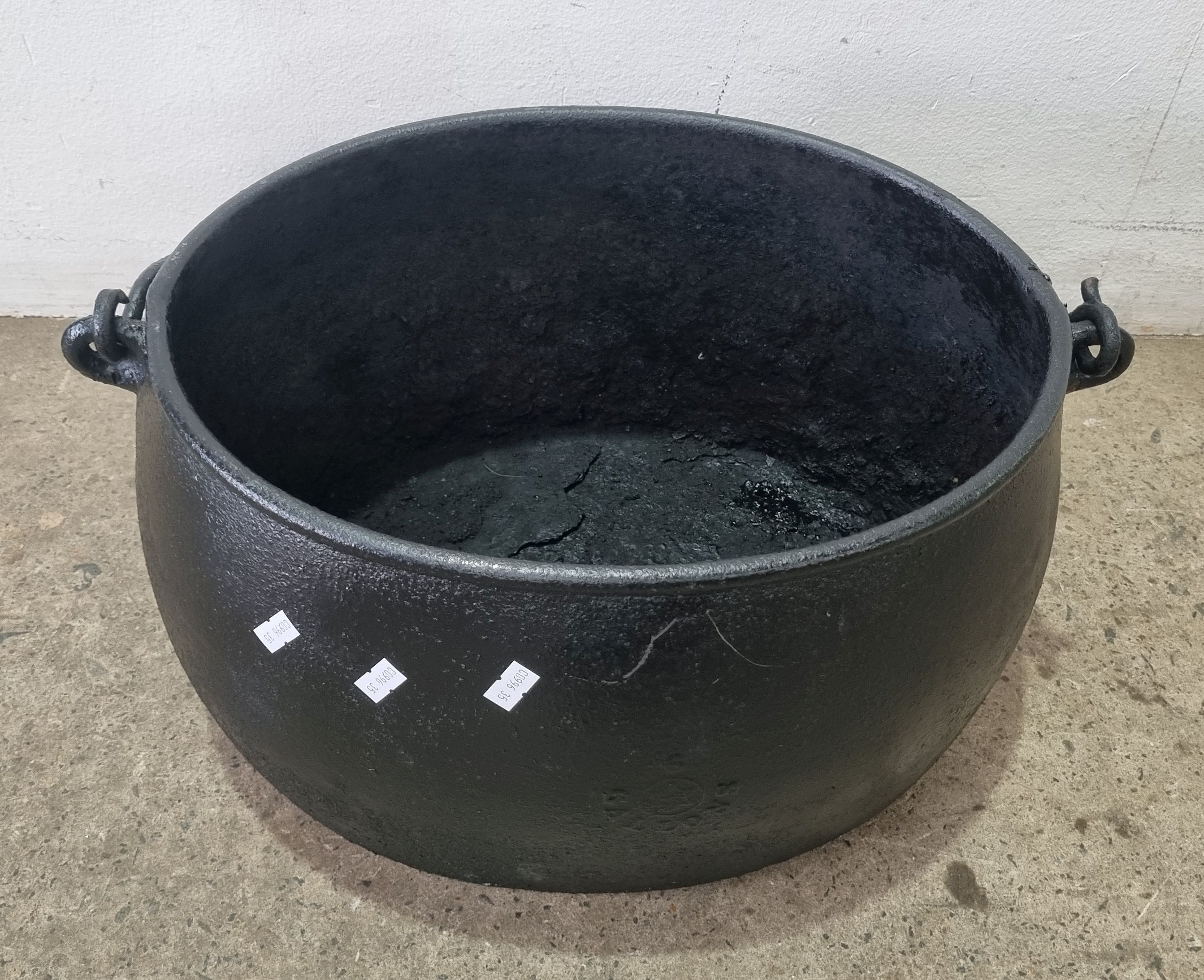 1385 · A CAST IRON COOKING POT