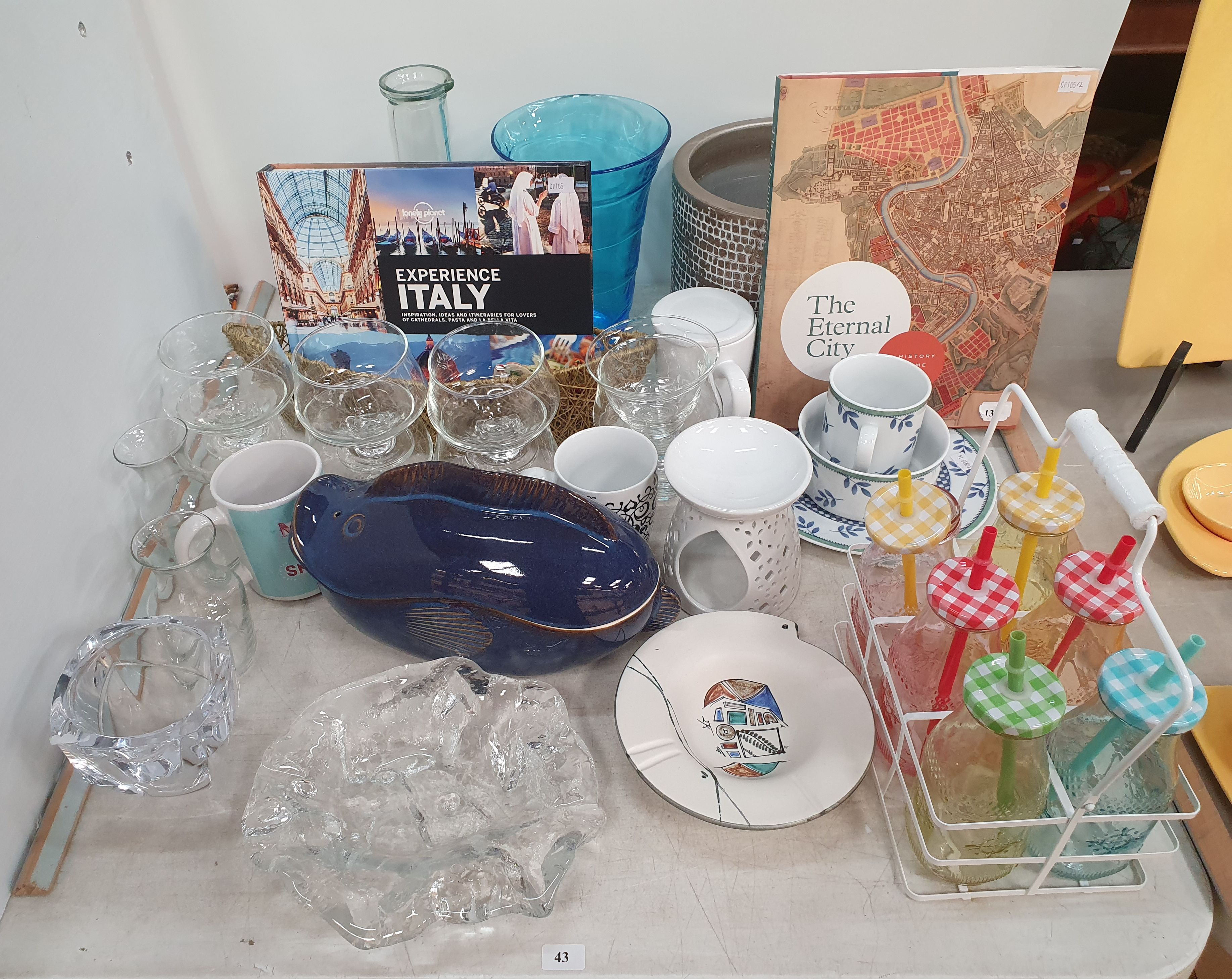 43 · A GROUP OF ASSORTED GLASSWARE AND HOMEWARE