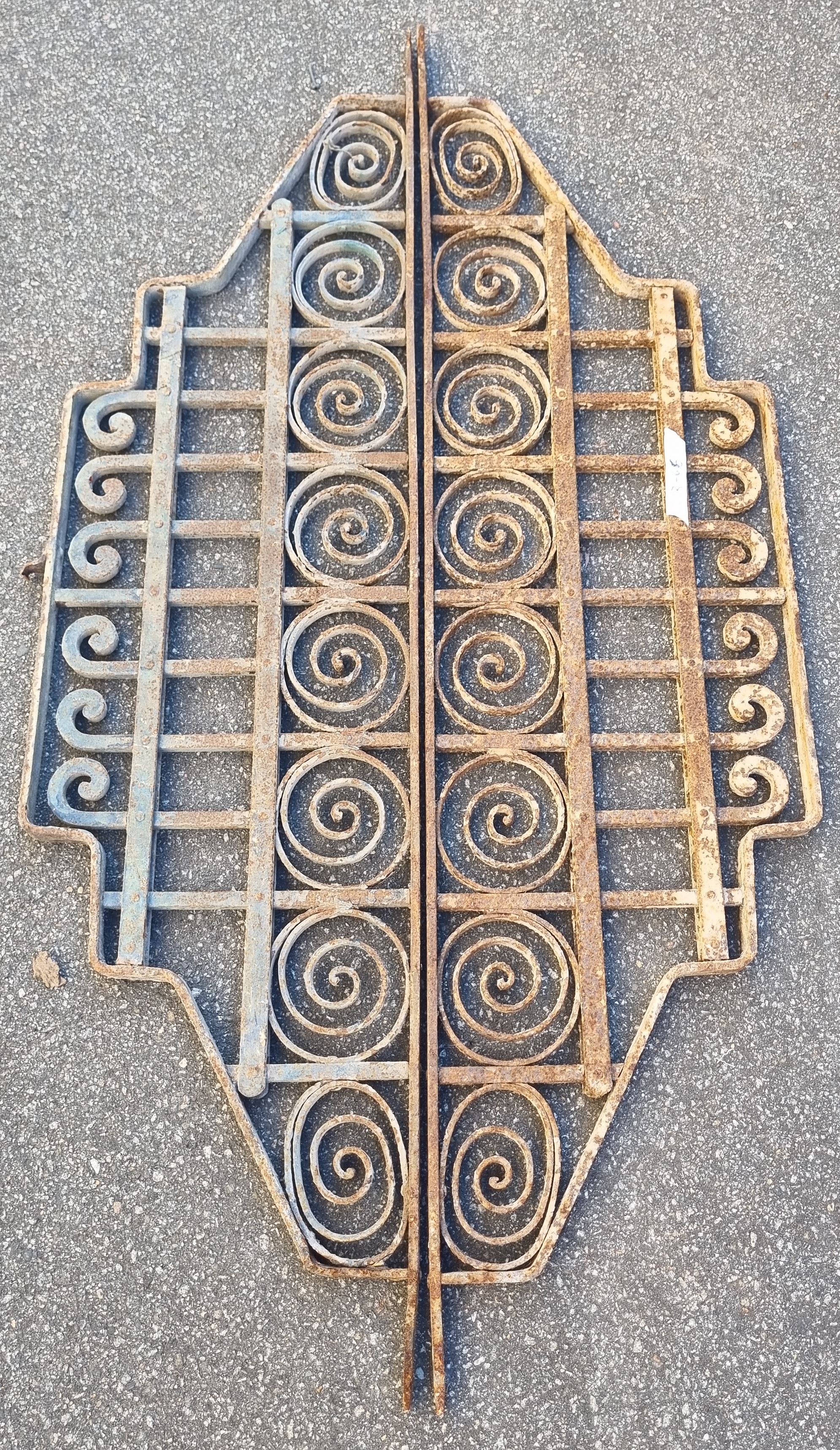 1124 · A PAIR OF DECORATIVE WROUGHT IRON PANELS