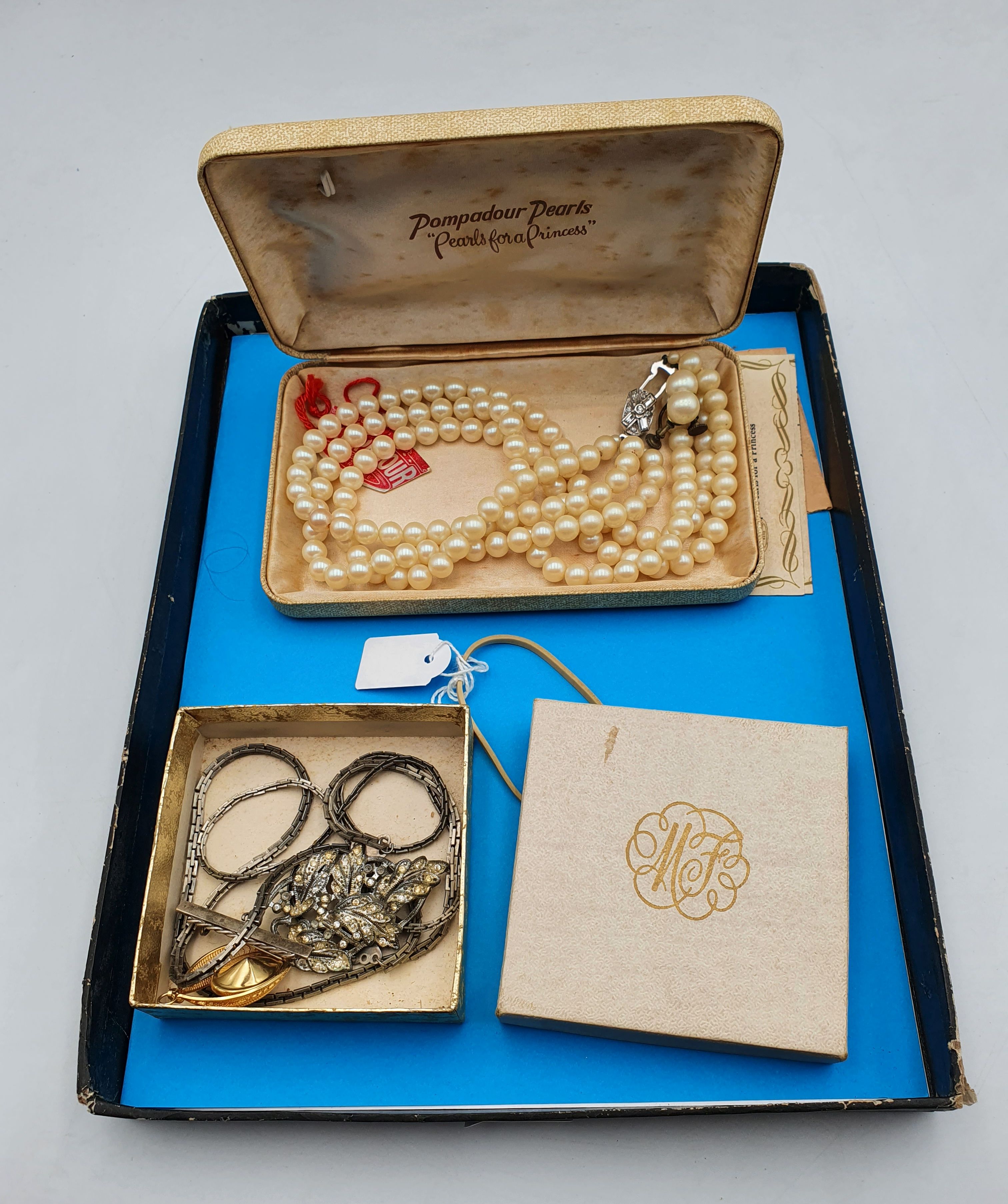 263 · A VINTAGE FAUX PEARL SET AND SMALL AMOUNT OF COSTUME JEWELLERY