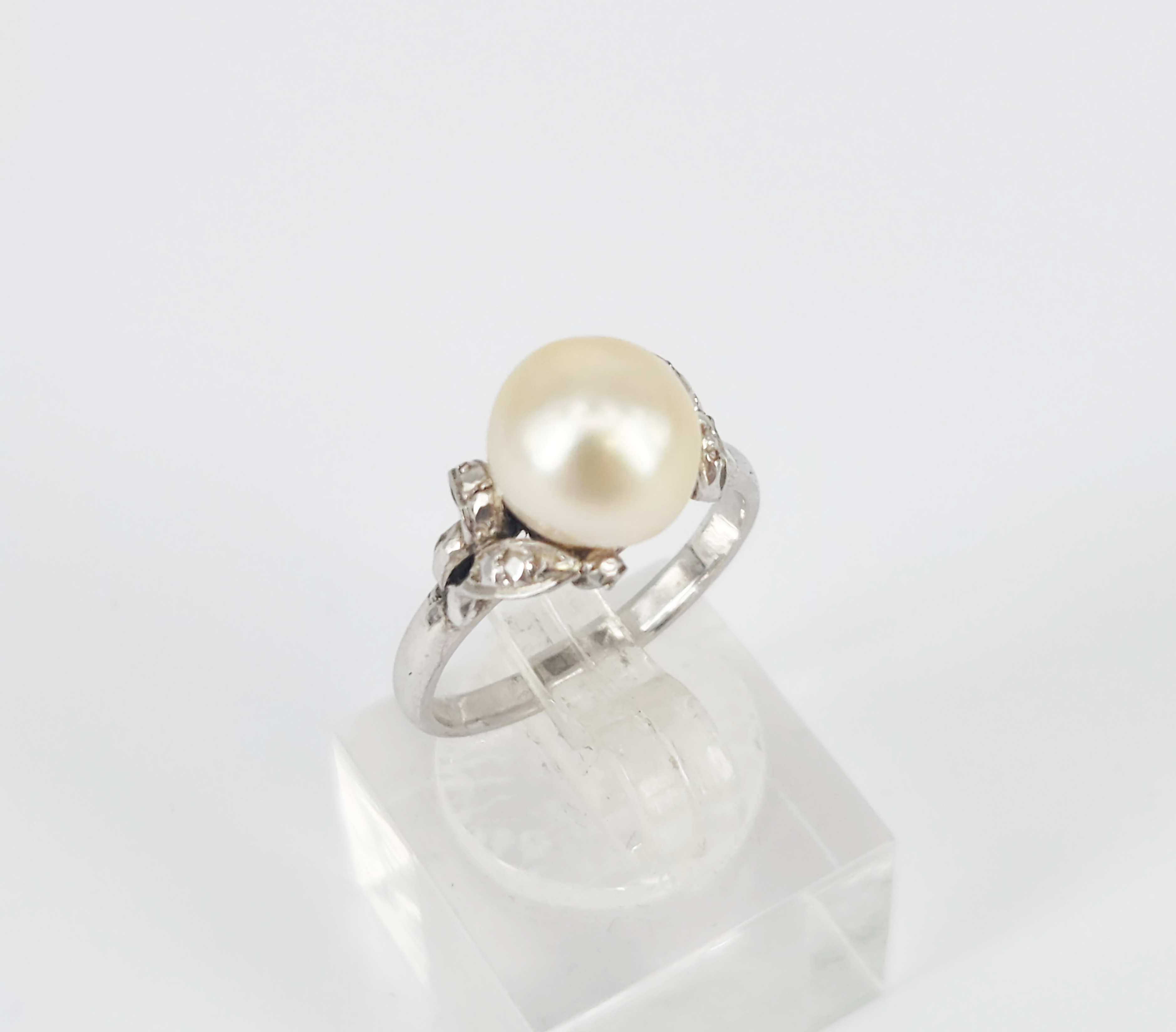 207 · A WHITE GOLD AND CULTURED PEARL RING
