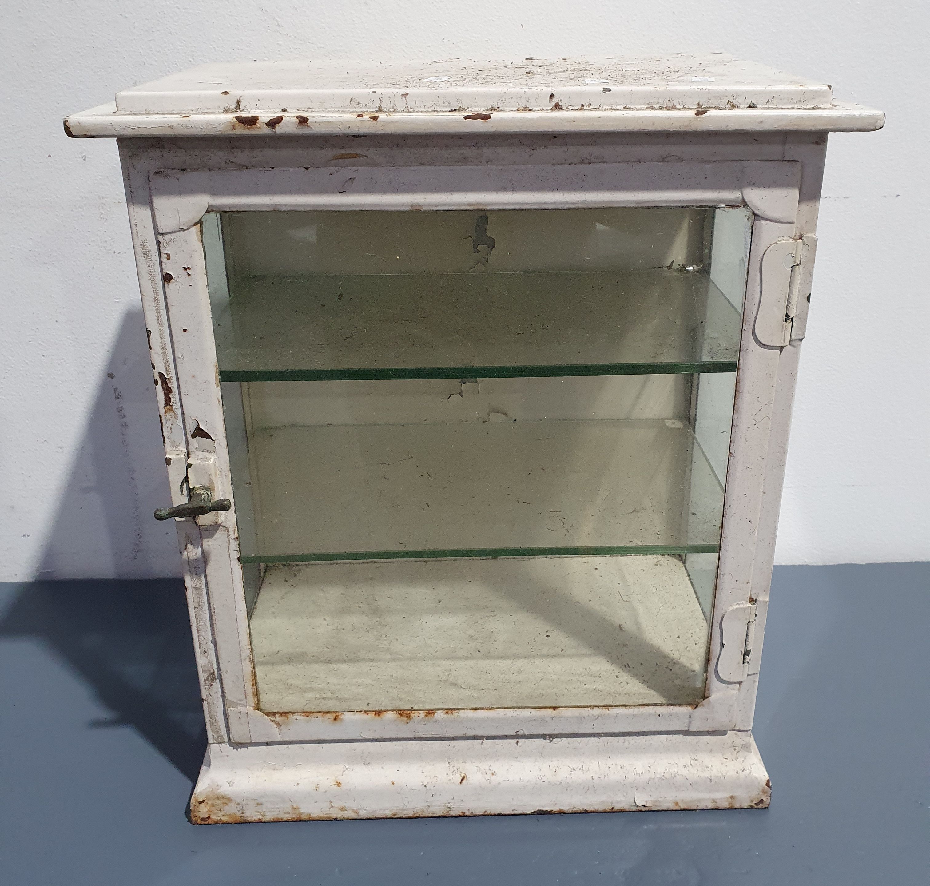 2154 · A VINTAGE MEDICINE CABINET