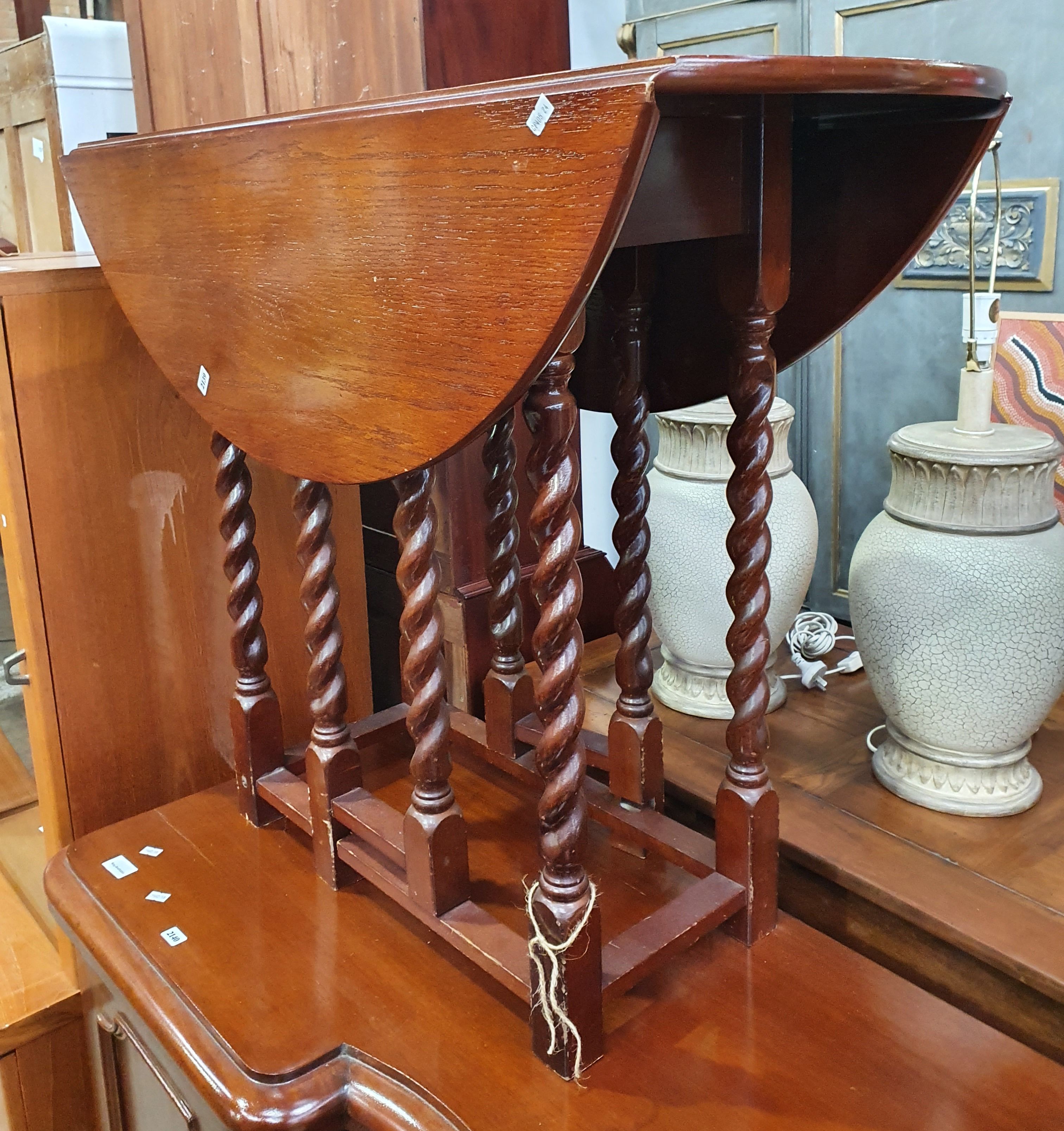 2139 · A DROP LEAF TABLE