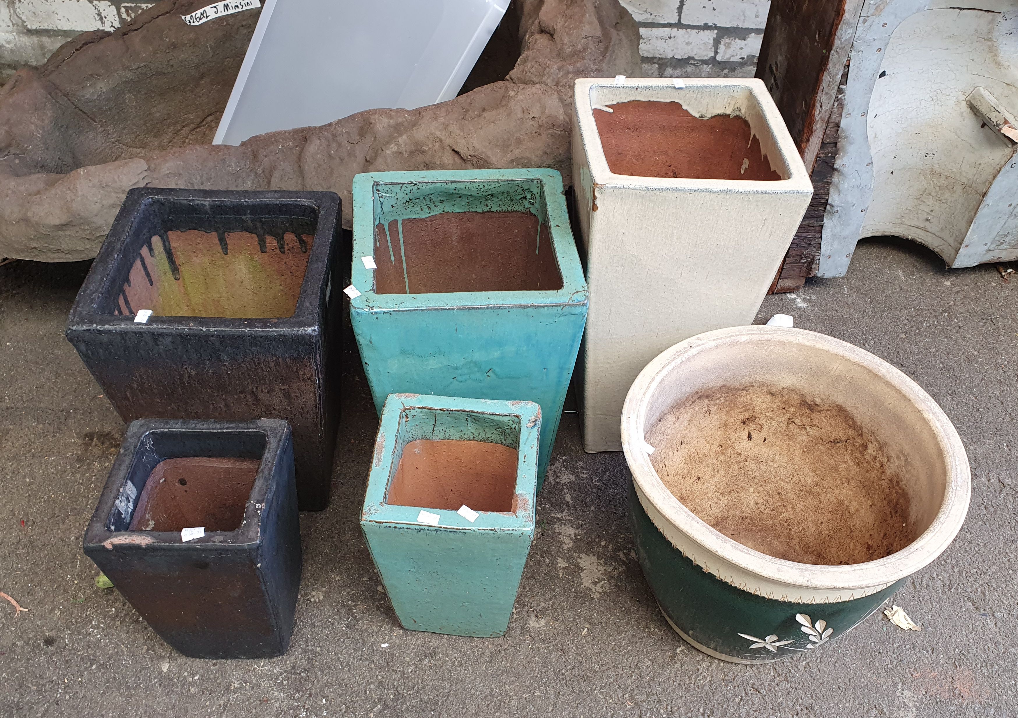 1131 · SIX GLAZED FLOWER POTS