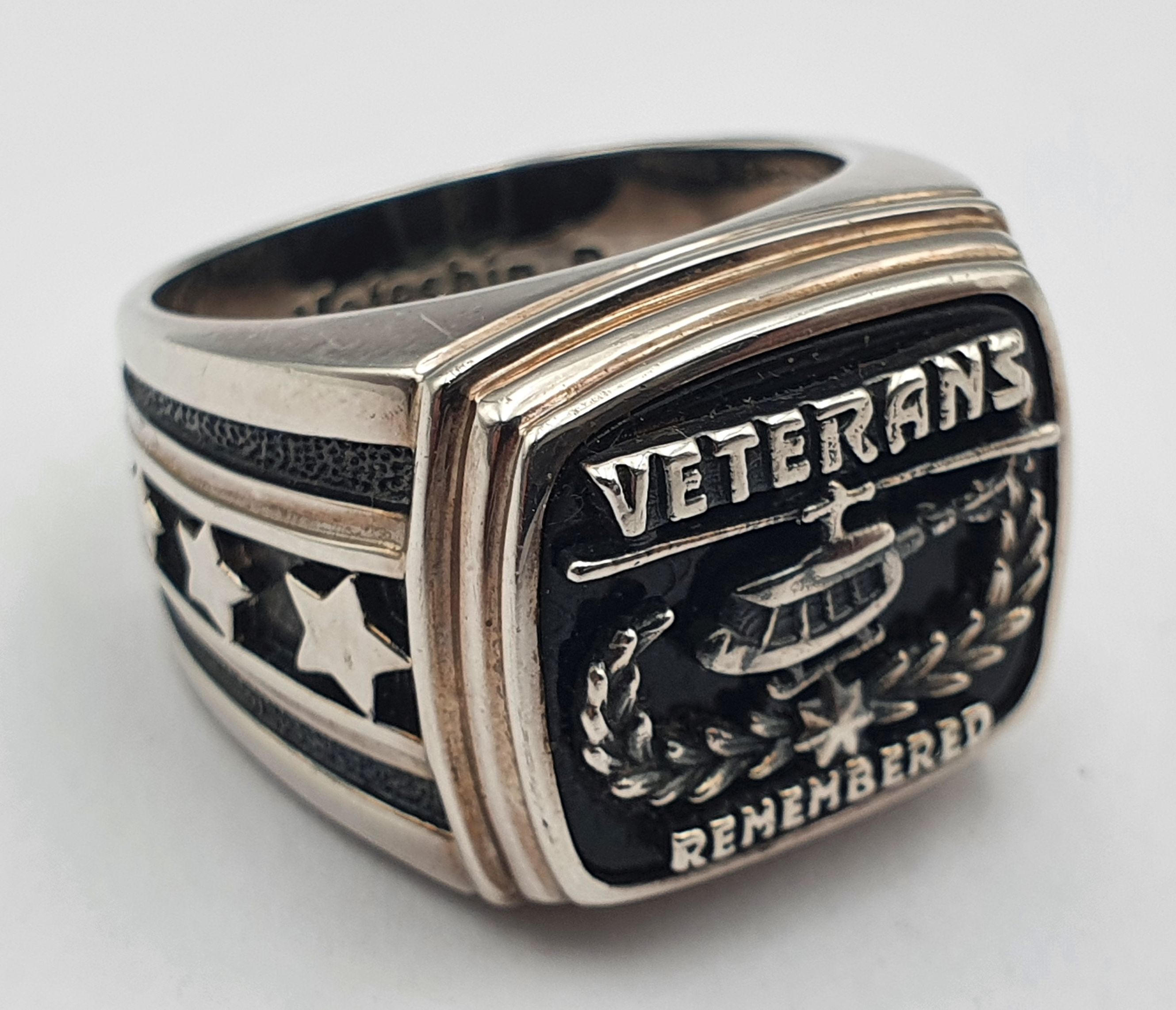 281 · A HEAVY HAND CAST VETERANS STERLING SILVER THUMB RING