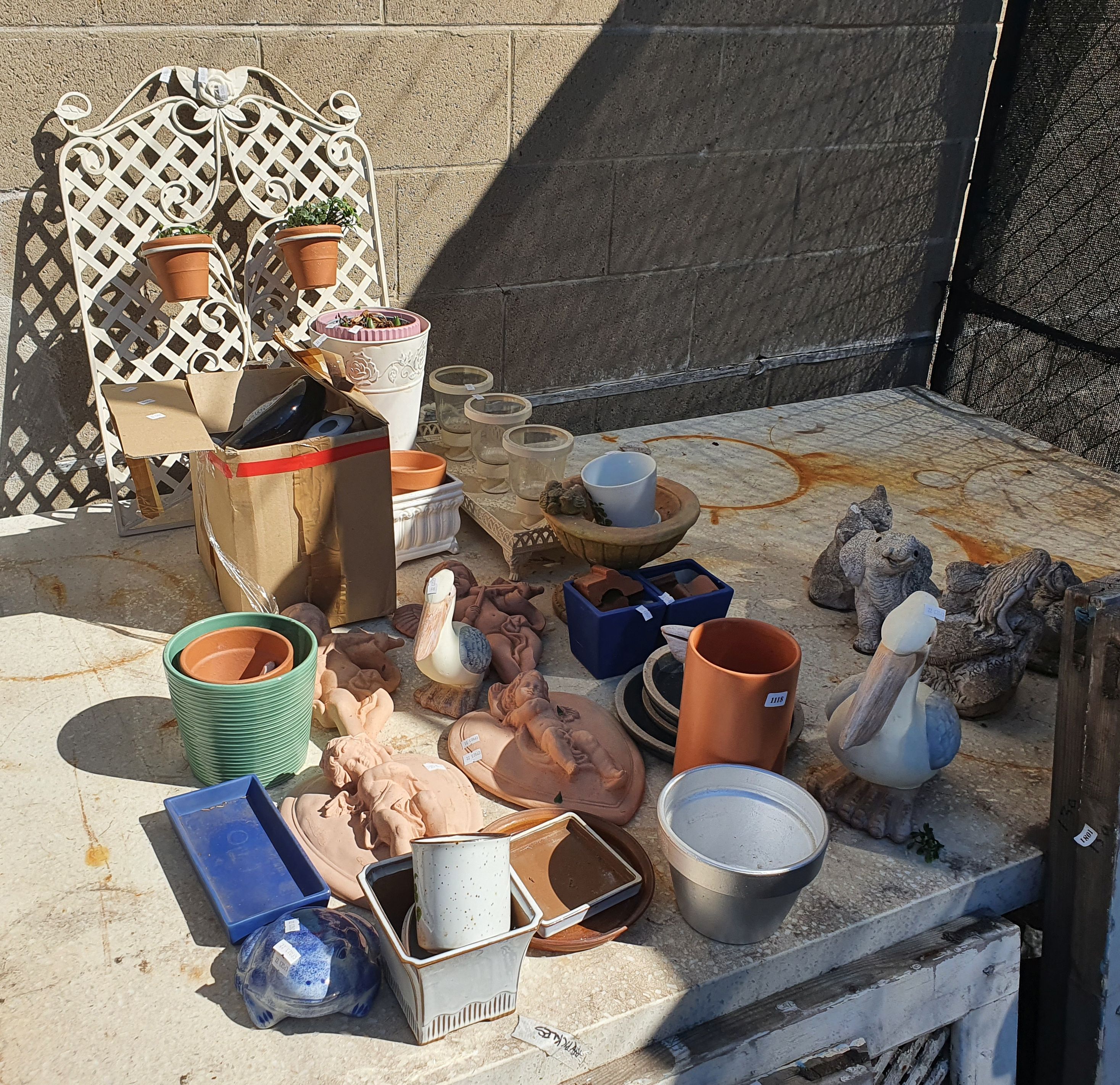 1118 · A GROUP OF GARDEN ITEMS